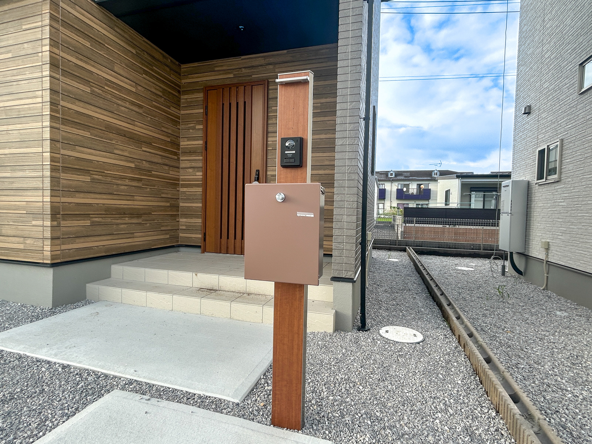 伊勢崎市西久保町第1期　新築住宅全4棟の設備|おしゃれな機能ポールにはポスト、インターフォン、表札設置可能です♪	