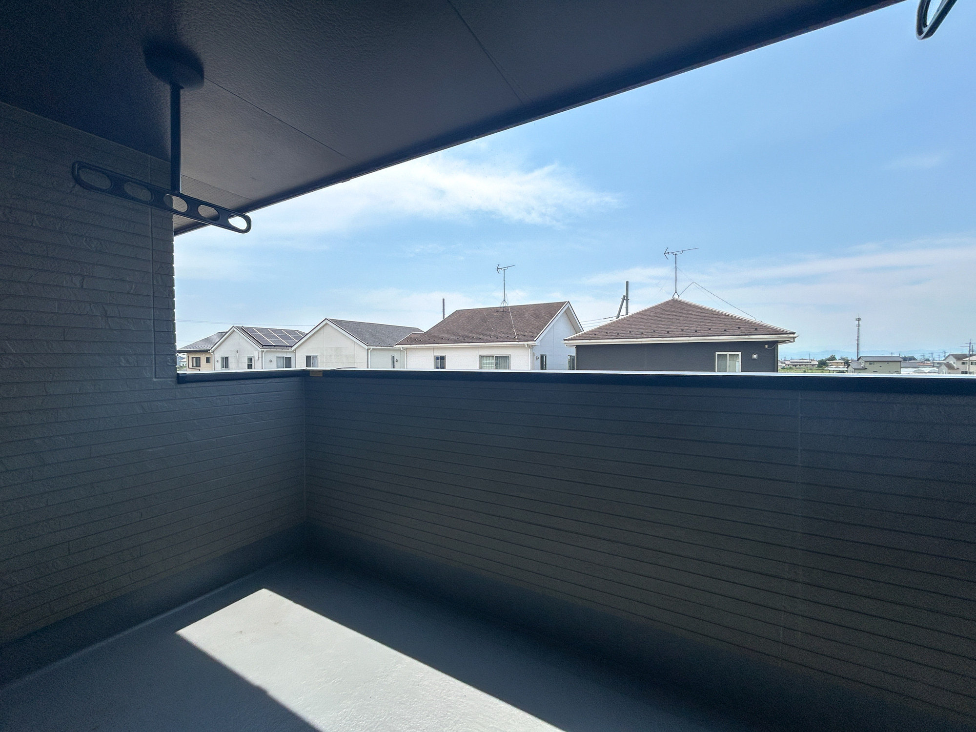 伊勢崎市西久保町第1期　新築住宅全4棟のバルコニー|広々としたワイドバルコニー！日々の洗濯物はもちろん、布団などの大物もたくさん干していただけます♪小さなガーデンテーブルセットを置いてお茶会なども素敵ですね☆