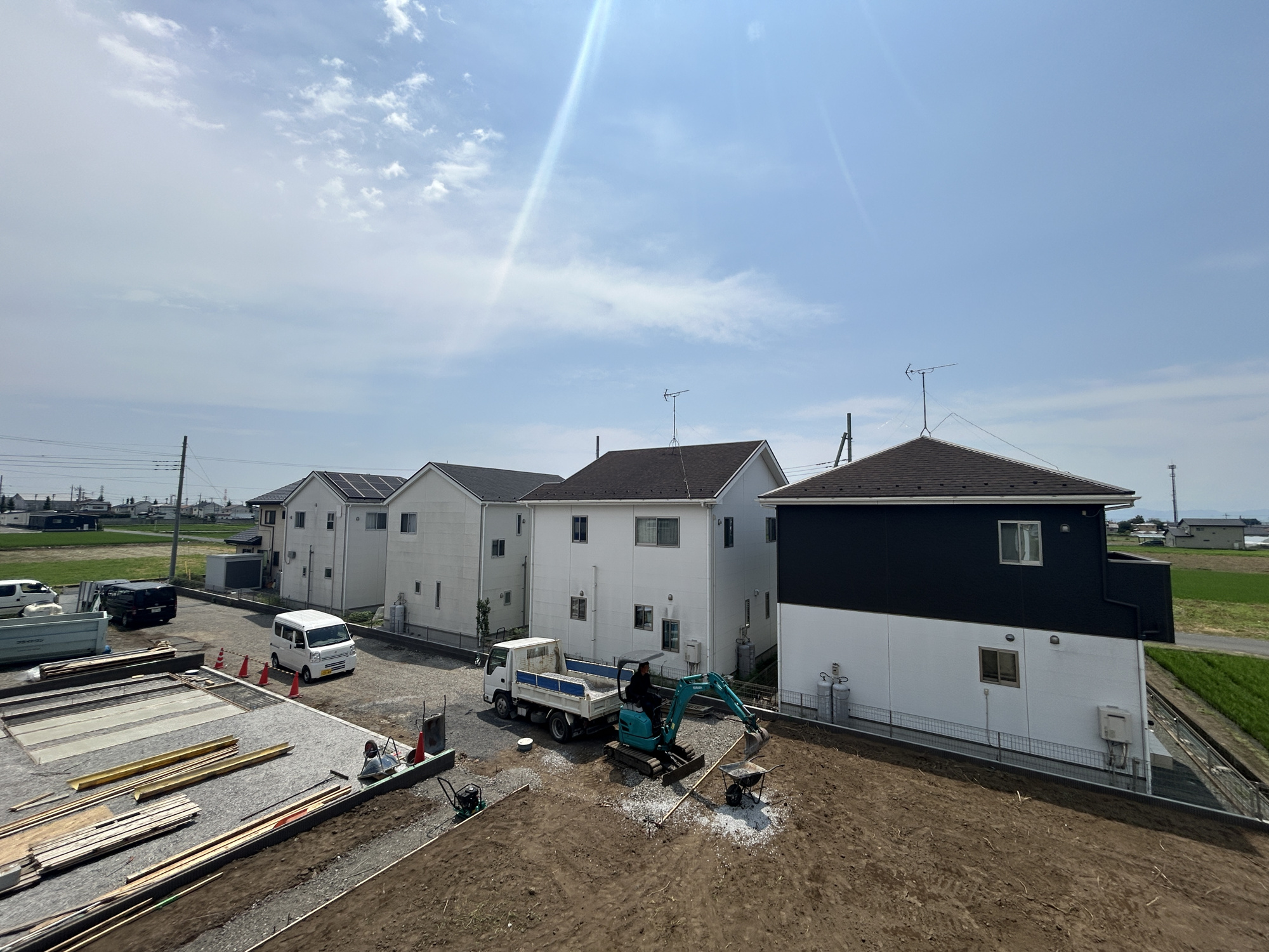 伊勢崎市西久保町第1期　新築住宅全4棟の展望|低層の一戸建てを中心とした街並みが整然と続き、周辺は高い建物が建っていないので、採光や開放性に恵まれ、空が広く緑の多い閑静な趣を感じる環境です。