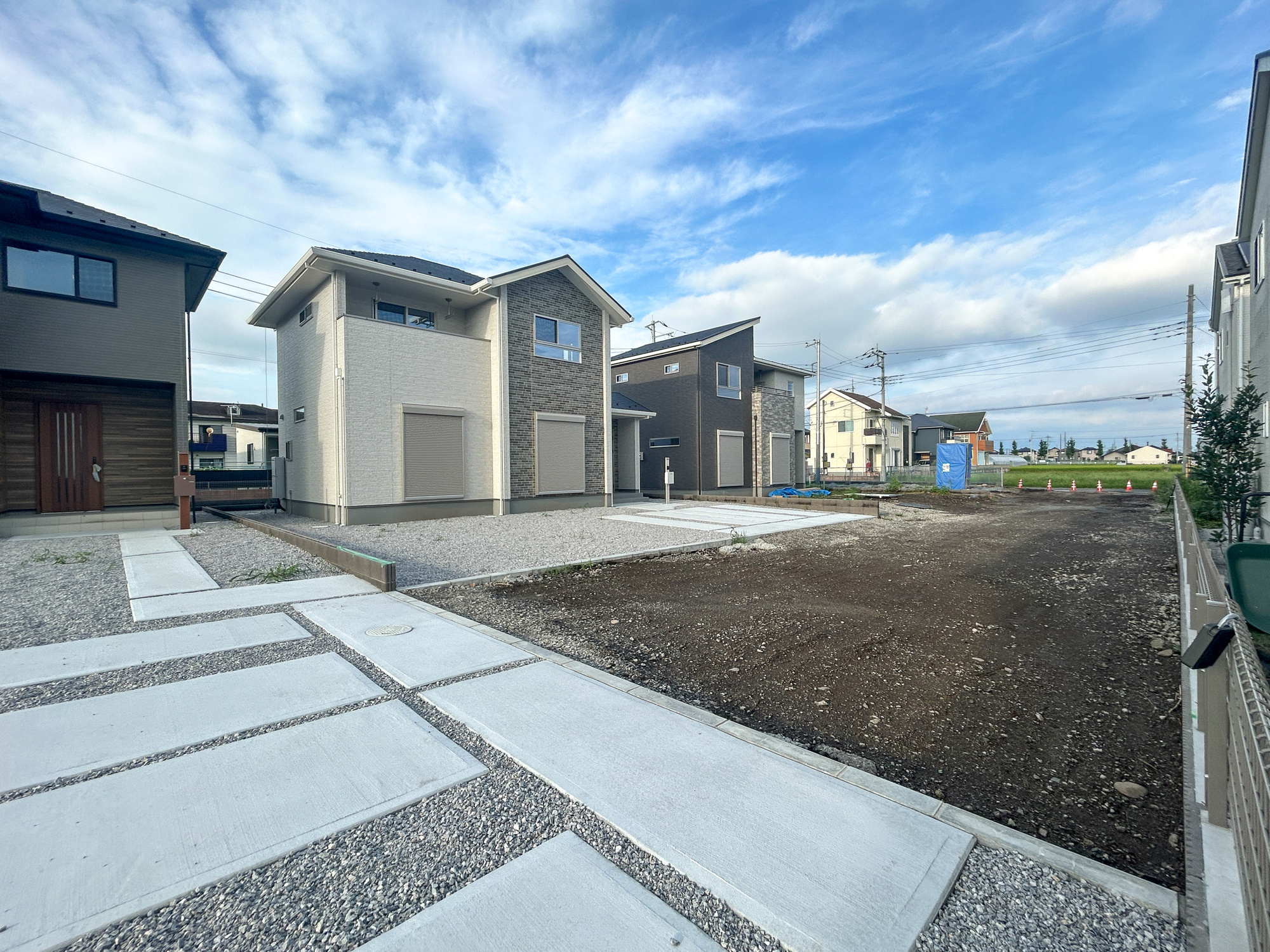 伊勢崎市西久保町第1期　新築住宅全4棟の前面道路含む現地写真|閑静な住宅地で子育て家族にピッタリ。毎日のお散歩も快適な緑に恵まれたエリアで、自然に包まれた穏やかな暮らしを実現するための、ゆとりある住環境が整っています。

