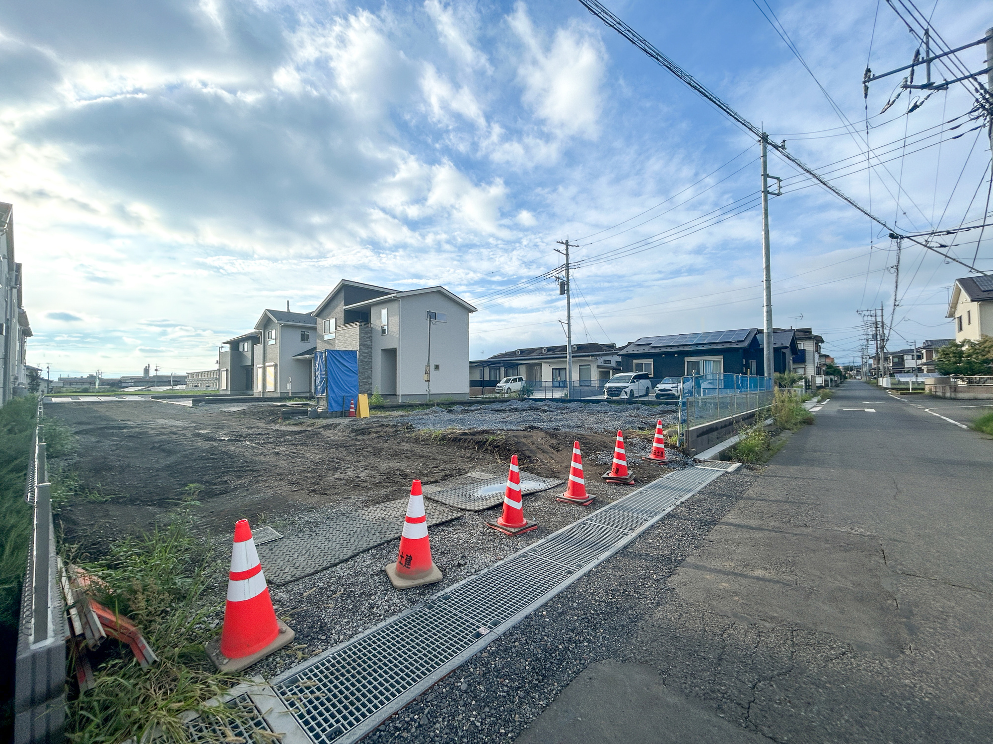 伊勢崎市西久保町第1期　新築住宅全4棟の前面道路含む現地写真|低層の一戸建てを中心とした街並みが整然と続き、周辺は高い建物が建っていないので、採光や開放性に恵まれ、空が広く緑の多い閑静な趣を感じる環境です。

