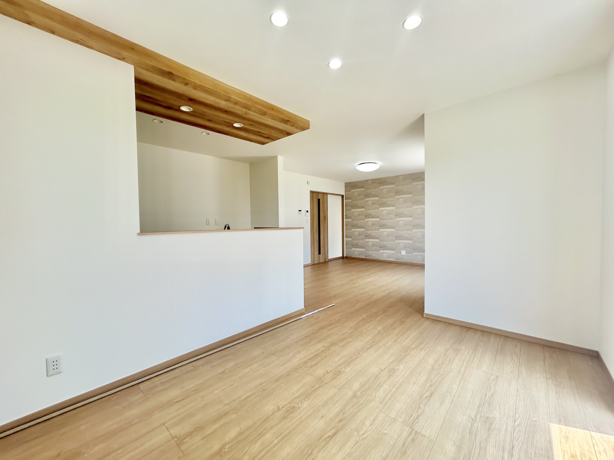 伊勢崎市西久保町第1期　新築住宅全4棟の居間・リビング|オープンな空間を生み出す、こだわりの広がりとゆとり。家族と過ごす時間を大切にしたい方にぴったりの明るくゆとりある住空間です。窓からの日差しがリビングの隅々までしっかりと届きます！ 