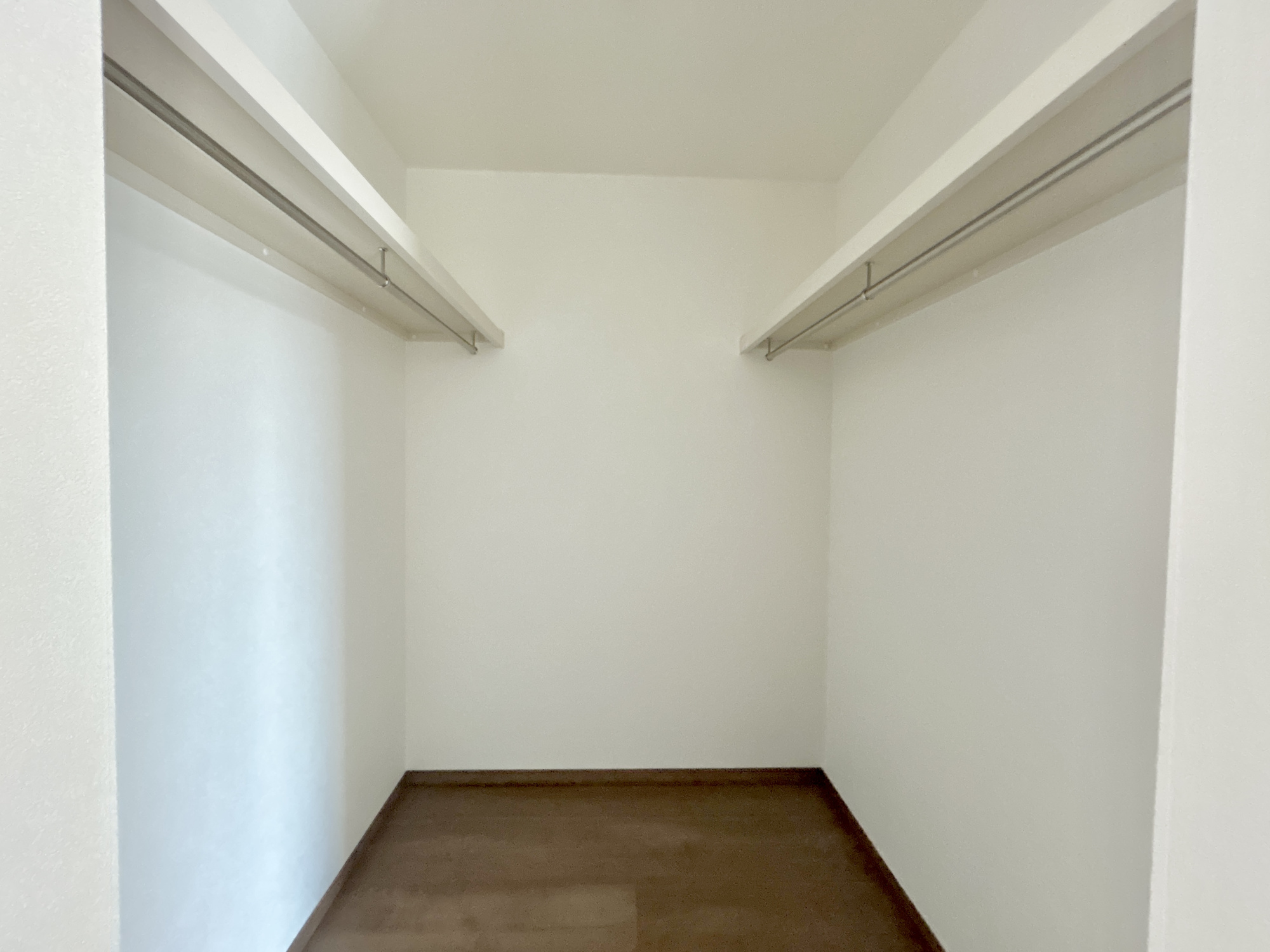 佐波郡玉村町板井第3期　新築住宅全1棟の収納|たくさんのお洋服が入る、ウォークインクローゼット。
お洋服以外にも掃除機やスーツケースなどを一箇所に集約できるのが魅力です♪
収納ケースを置かなくていいのでお部屋の見た目にもスッキリ！