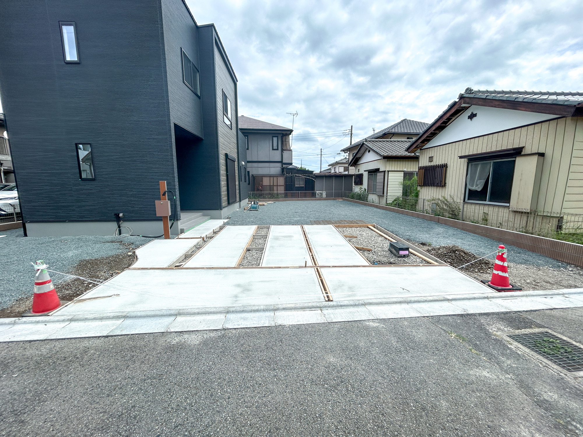 佐波郡玉村町板井第3期　新築住宅全1棟の駐車場|車庫土間施工済み、駐車2台可能です(^^♪