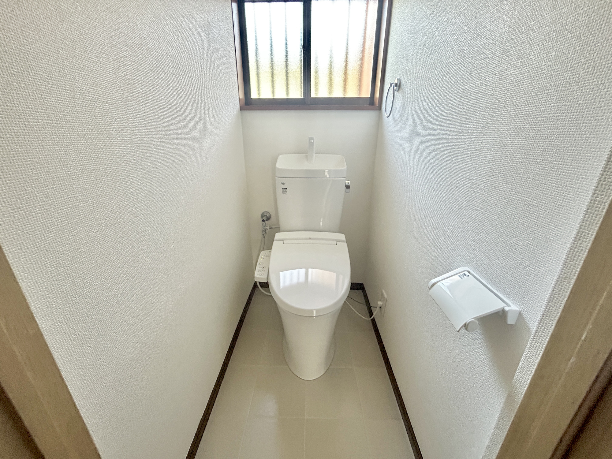 伊勢崎市山王町1期　中古住宅のトイレ|節水型でエコなトイレには、今では当たり前の洗浄付き。便座を温める機能もついていて、居心地良くてトイレから出られなくなるかも！換気用に換気扇はもちろん、窓も着いているので常に快適ですね♪