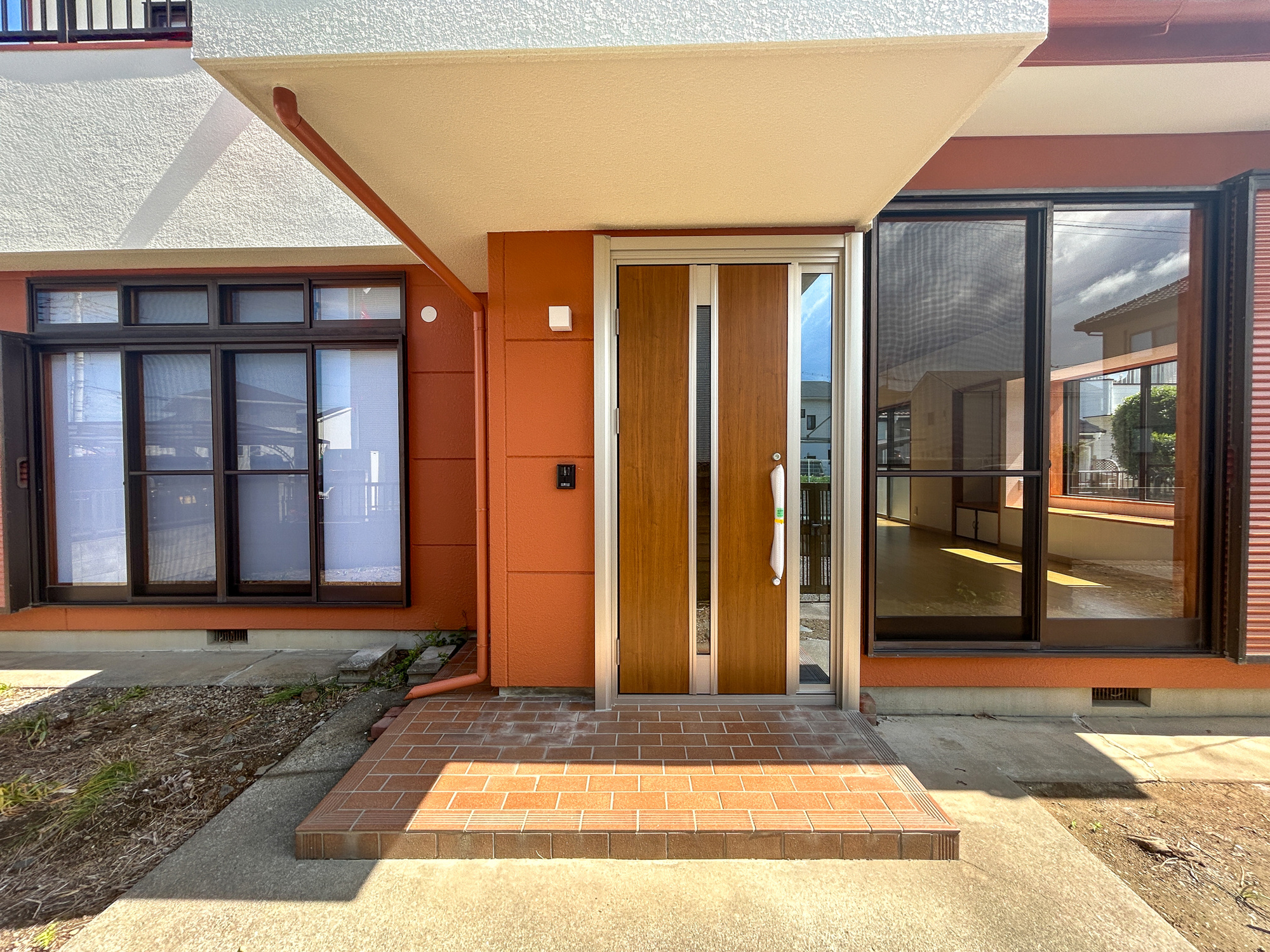 伊勢崎市山王町1期　中古住宅の玄関|明るく優しいイメージの玄関アプローチ。玄関上は屋根があるので雨の心配いらず♪