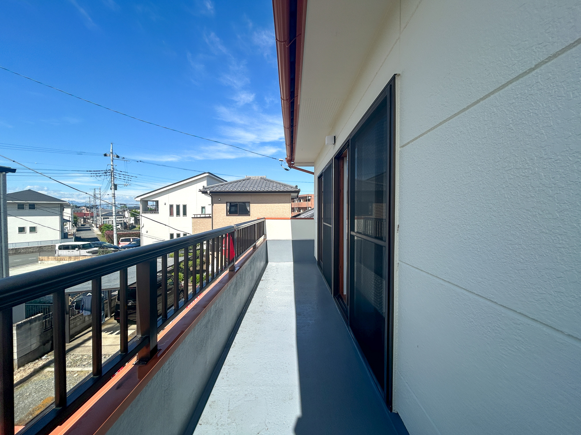 伊勢崎市山王町1期　中古住宅のバルコニー|開放的なバルコニーは見晴らしもよく、太陽の温かな温もりをめいっぱい受け止めてくれます。太陽の光と爽やかな風を受けたお洗濯物はあっという間に乾き、取りこむ時には太陽の匂いを感じられそうですね。
