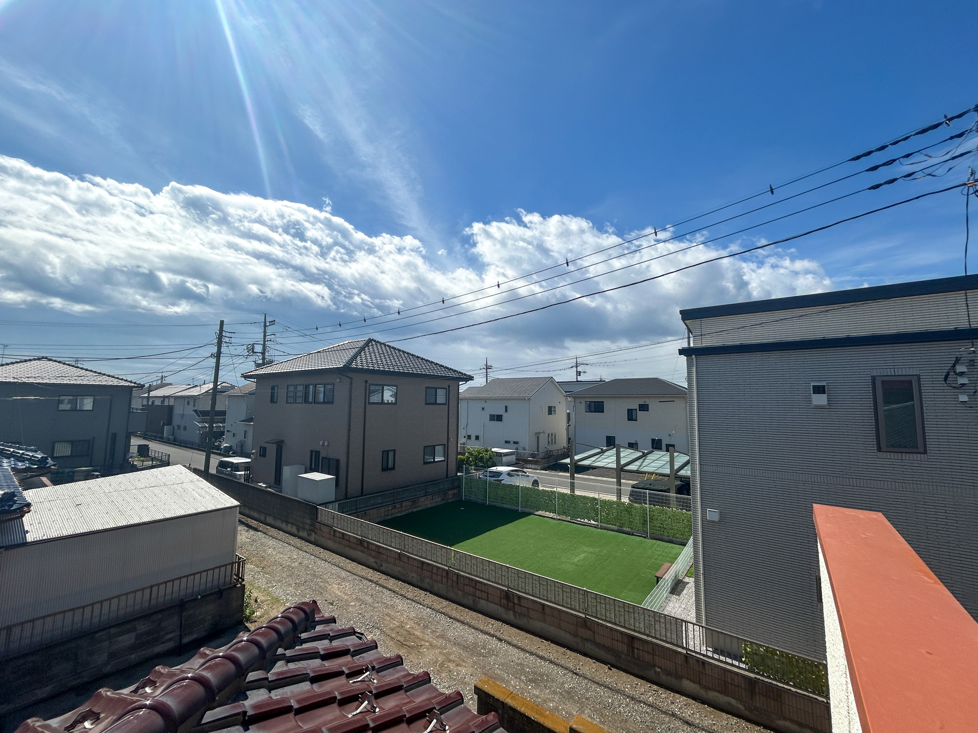 伊勢崎市山王町1期　中古住宅の展望|低層の一戸建てを中心とした街並みが整然と続き、周辺は高い建物が建っていないので、採光や開放性に恵まれ、空が広く緑の多い閑静な趣を感じる環境です。