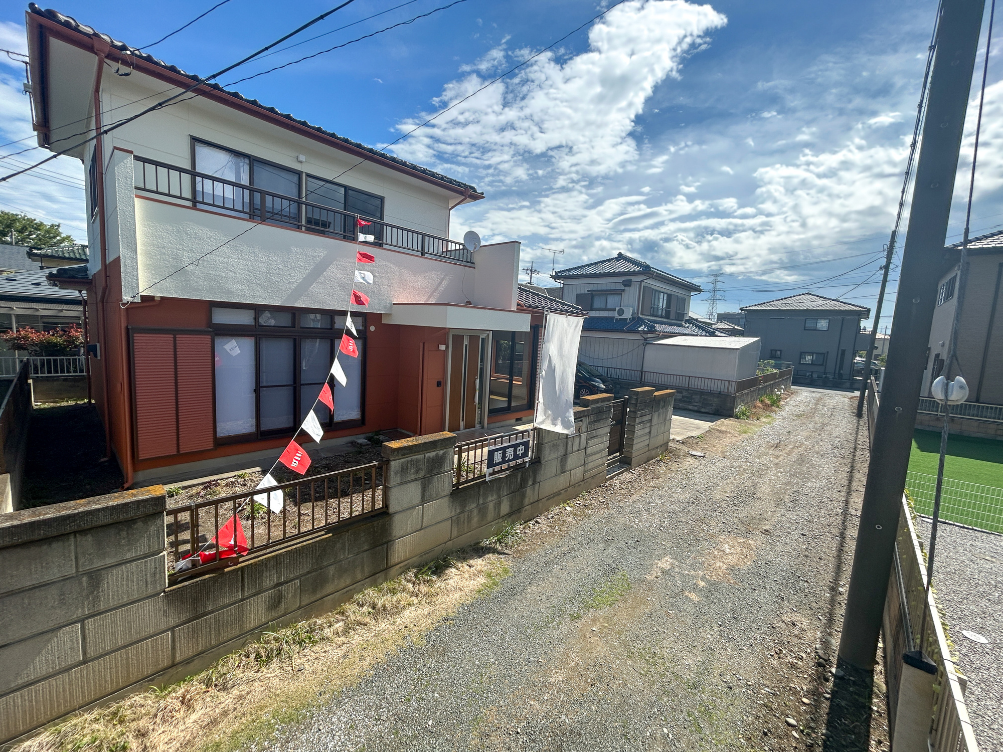 伊勢崎市山王町1期　中古住宅の前面道路含む現地写真|閑静な住宅地で子育て家族にピッタリ。毎日のお散歩も快適な緑に恵まれたエリアで、自然に包まれた穏やかな暮らしを実現するための、ゆとりある住環境が整っています。