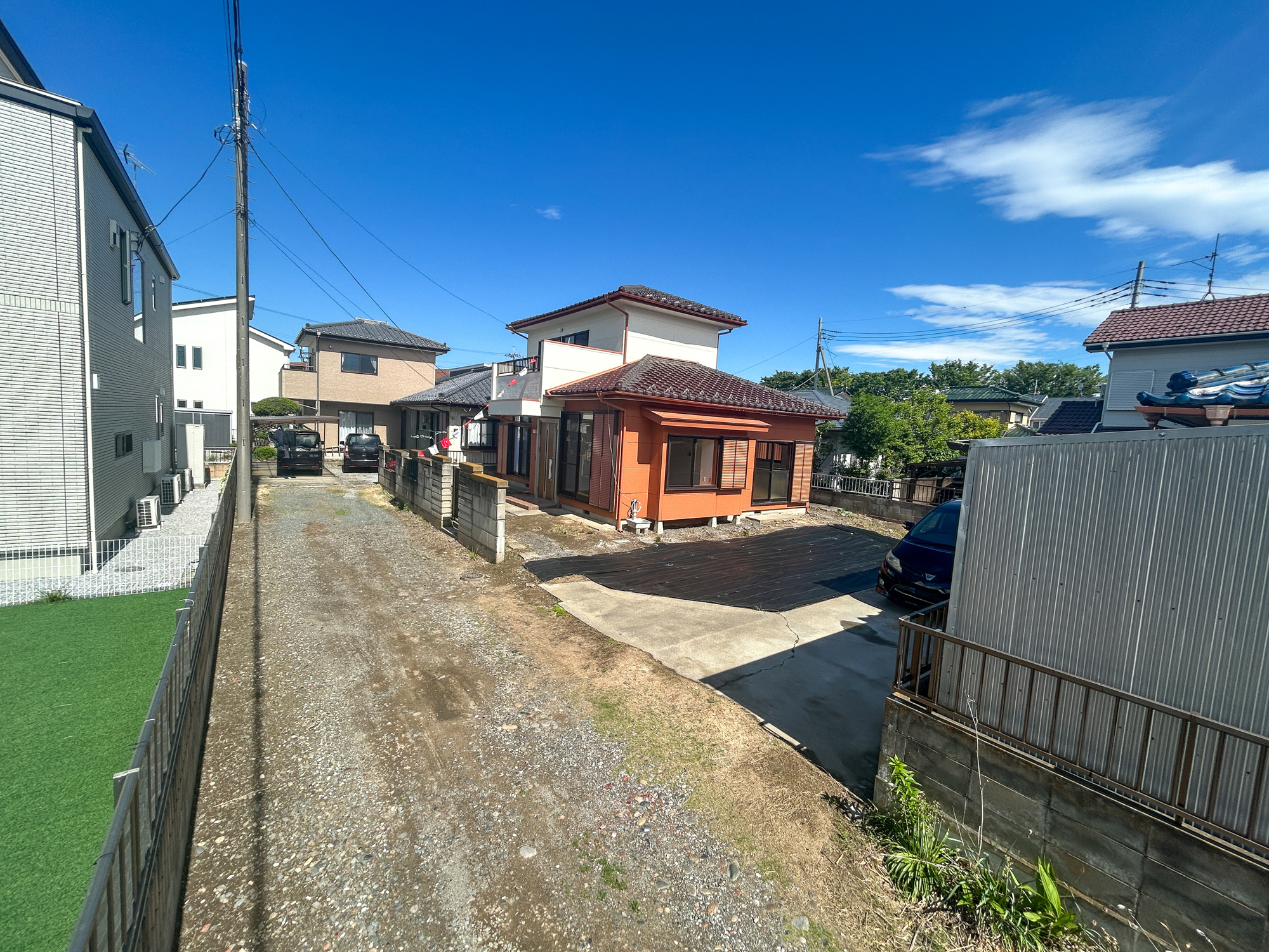 伊勢崎市山王町1期　中古住宅の前面道路含む現地写真|低層の一戸建てを中心とした街並みが整然と続き、周辺は高い建物が建っていないので、採光や開放性に恵まれ、空が広く緑の多い閑静な趣を感じる環境です。