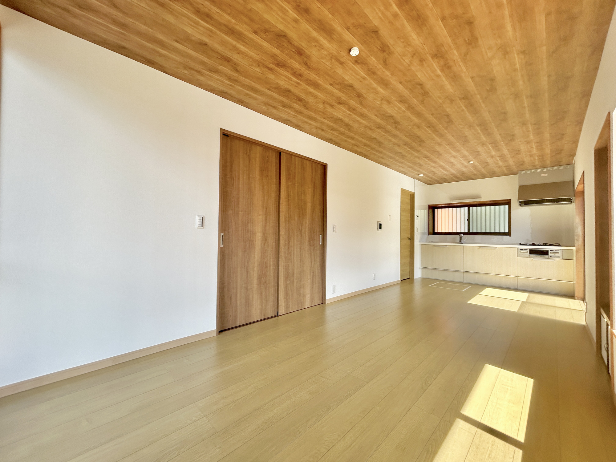 伊勢崎市山王町1期　中古住宅の居間・リビング|大きく開いた窓からは、明るい陽射しが射し込みます。
爽やかな風が吹き抜ける心地良いリビングには、自然と家族が集まります。