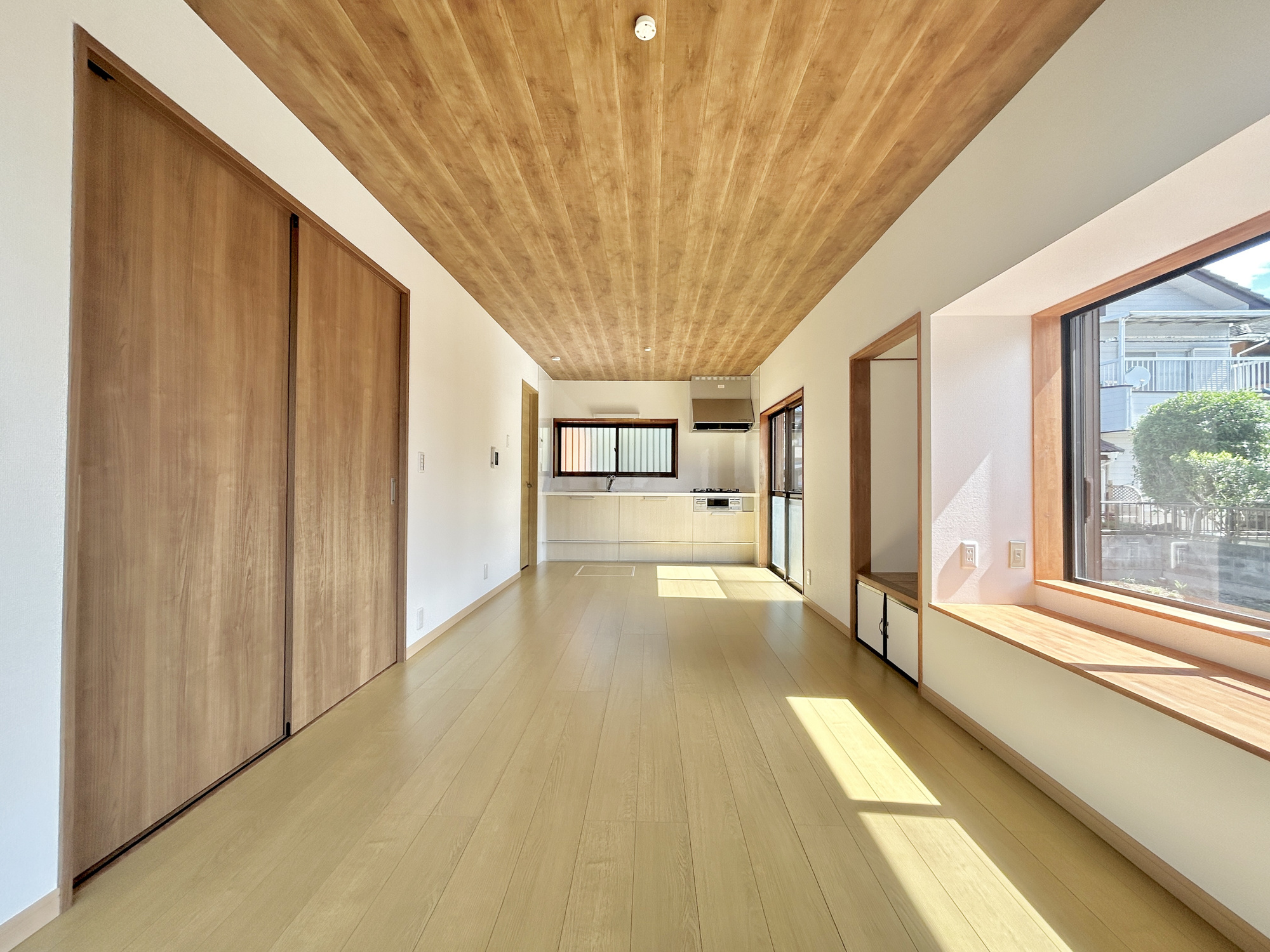 伊勢崎市山王町1期　中古住宅の居間・リビング|室内にいても、たっぷりの陽光と爽やかな風を感じて頂ける、開放感あふれるリビングです。
ご家族と穏やかに過ごす、心地の良い時間が流れます。