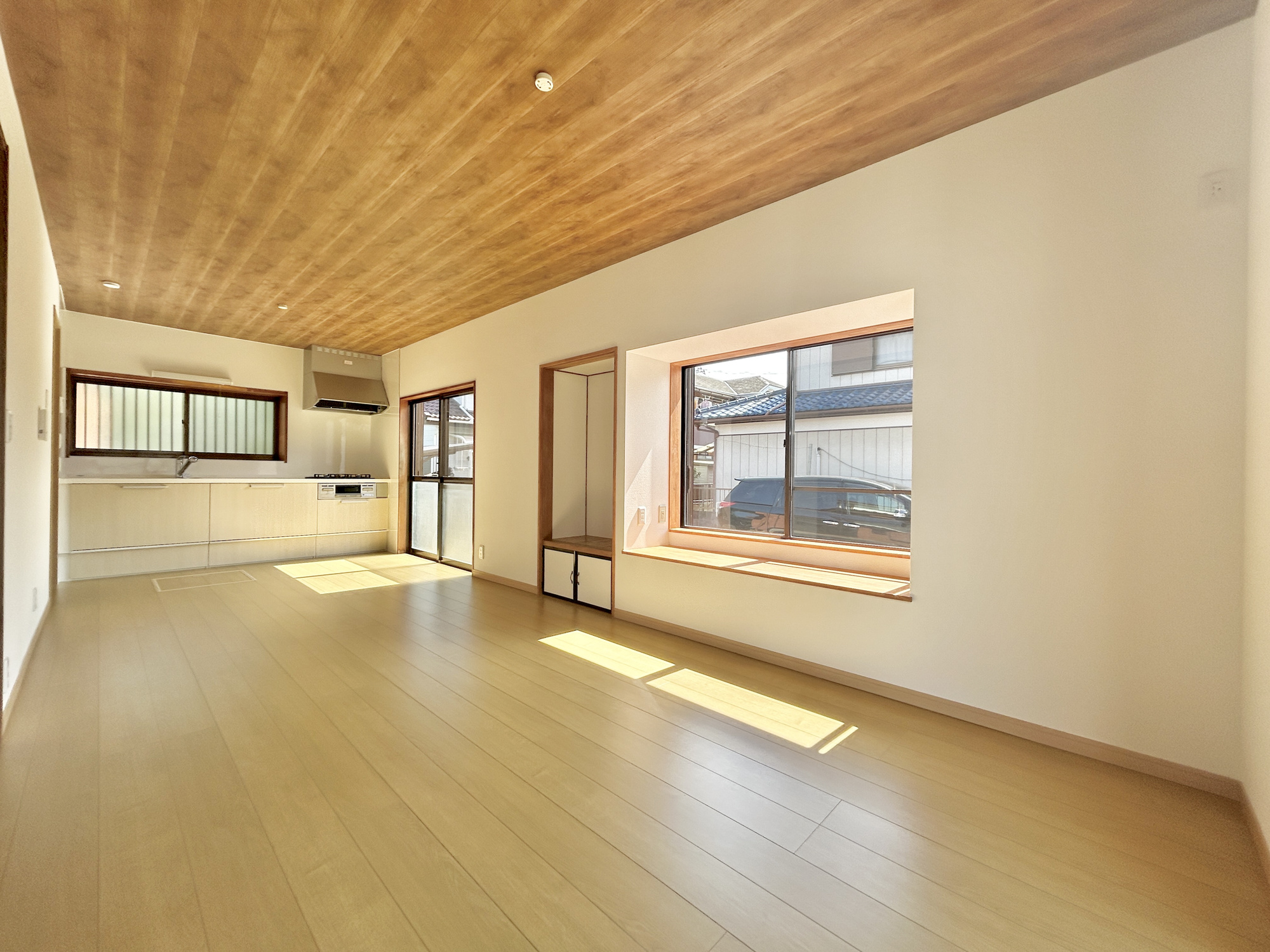 伊勢崎市山王町1期　中古住宅の居間・リビング|オープンな空間を生み出す、こだわりの広がりとゆとり。家族と過ごす時間を大切にしたい方にぴったりの明るくゆとりある住空間です。窓からの日差しがリビングの隅々までしっかりと届きます！ 