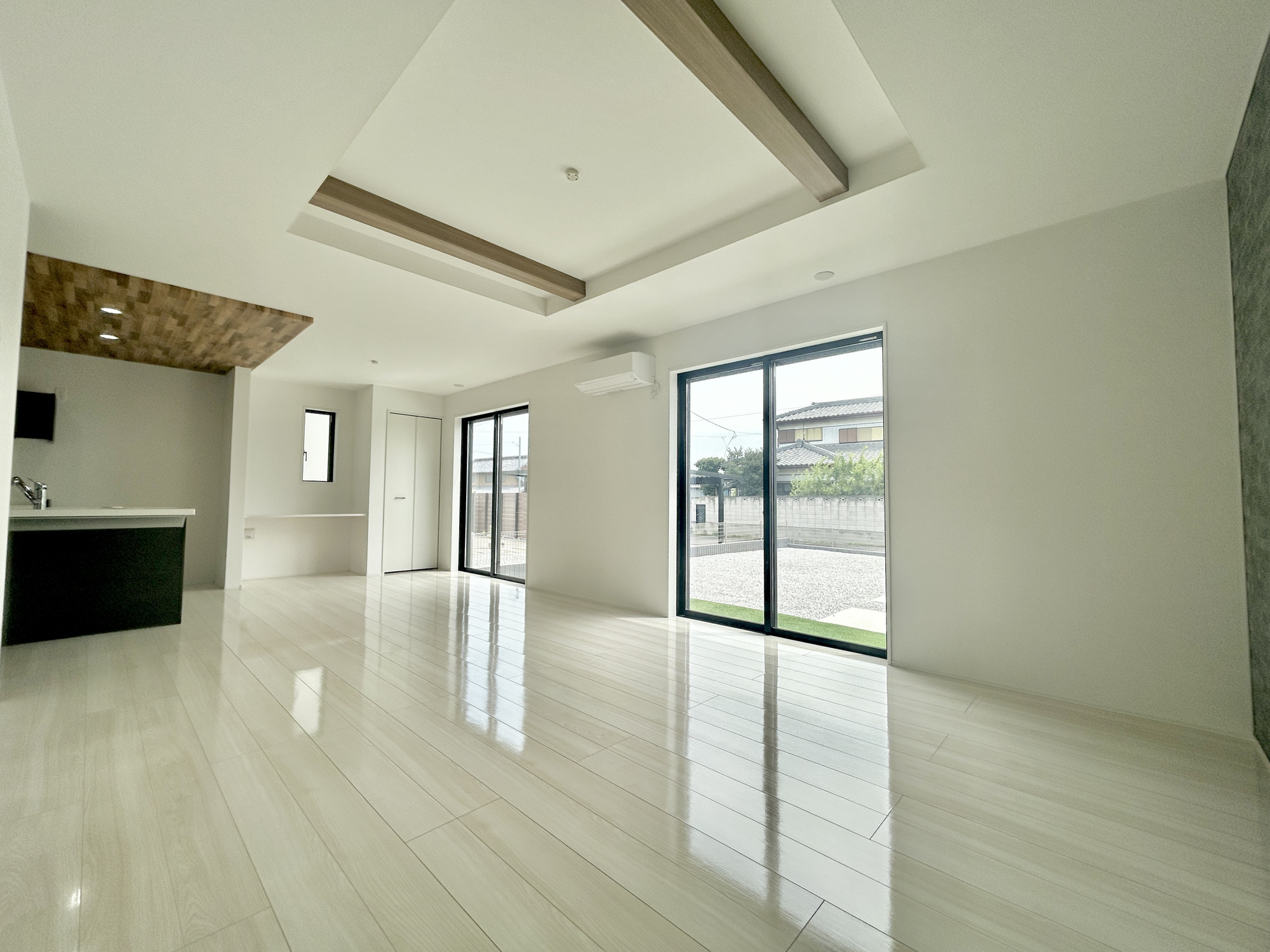 玉村町上飯島2期　新築住宅全1棟の居間・リビング|大きく開いた窓からは、明るい陽射しが射し込みます。
爽やかな風が吹き抜ける心地良いリビングには、自然と家族が集まります。
