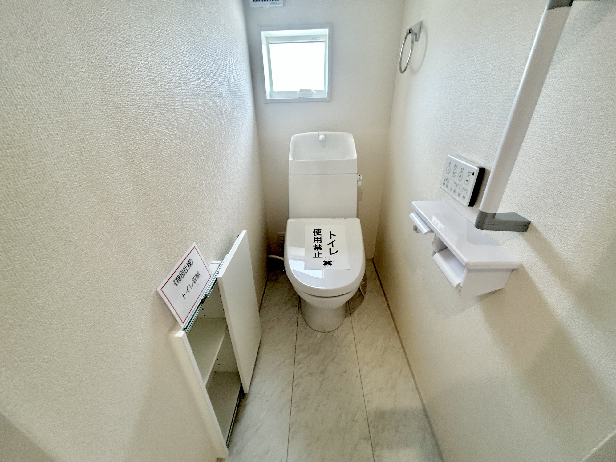 伊勢崎第3茂呂町　新築住宅全5棟のトイレ|節水性能の高いトイレはもちろんウォシュレット付き♪便器のフチがないタイプなので、お掃除もサッとひと拭きでOK！壁埋込型収納も付いており、スッキリ広々とご利用いただけます。