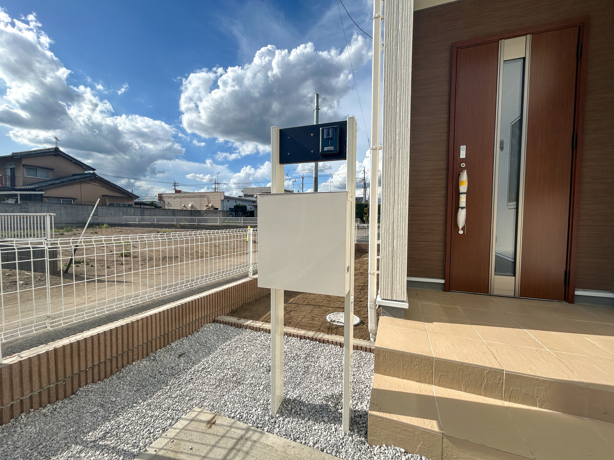 伊勢崎第3茂呂町　新築住宅全5棟の設備|おしれな機能ポールにはポスト、インターフォン、表札設置可能です♪