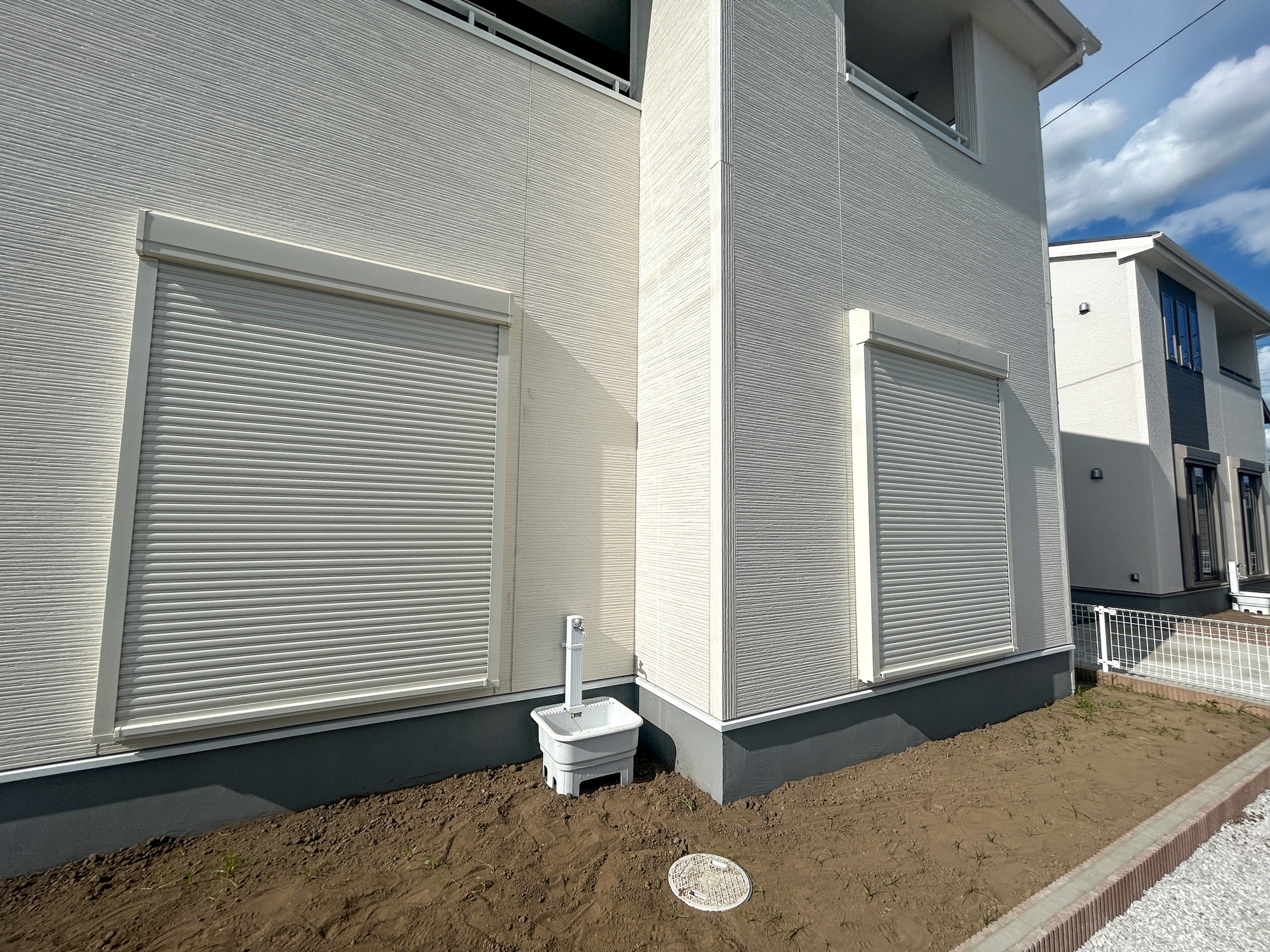 伊勢崎第3茂呂町　新築住宅全5棟の防犯設備|防風、防犯、防音、断熱と様々な効果を発揮するシャッター付きです♪