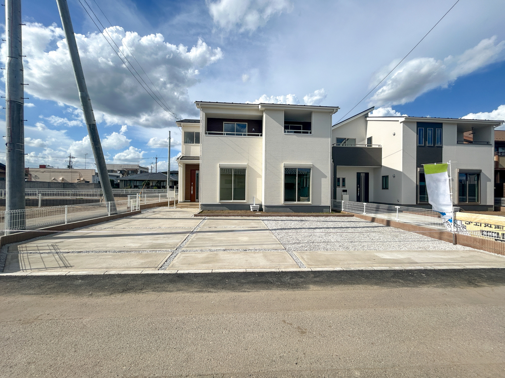 伊勢崎第3茂呂町　新築住宅全5棟の駐車場|車庫土間施工、駐車3台可能です(^^♪
