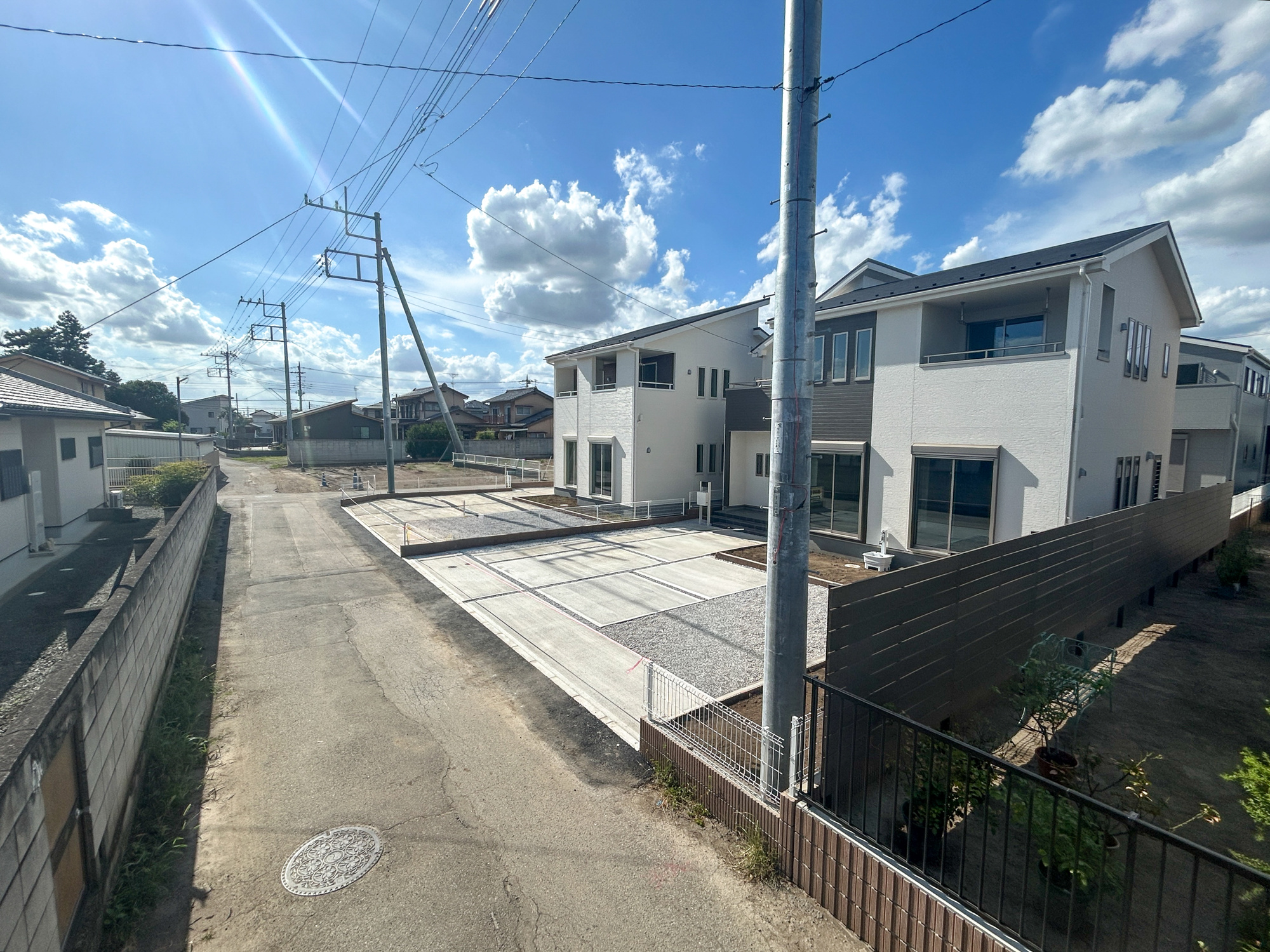伊勢崎第3茂呂町　新築住宅全5棟の前面道路含む現地写真|閑静な住宅地で子育て家族にピッタリ。毎日のお散歩も快適な緑に恵まれたエリアで、自然に包まれた穏やかな暮らしを実現するための、ゆとりある住環境が整っています。

