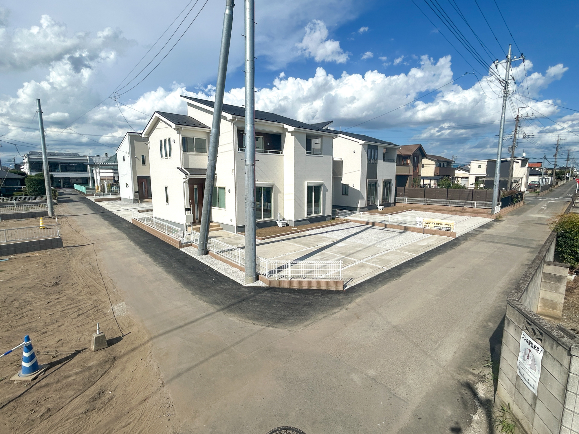 伊勢崎第3茂呂町　新築住宅全5棟の前面道路含む現地写真|低層の一戸建てを中心とした街並みが整然と続き、周辺は高い建物が建っていないので、採光や開放性に恵まれ、空が広く緑の多い閑静な趣を感じる環境です。

