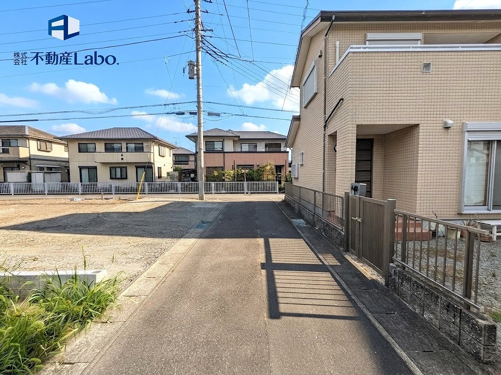リナージュ　富士市柚木第1期　全1棟の前面道路含む現地写真|ゆとりのある前面道路で、お車の出し入れもスムーズに行えます♪