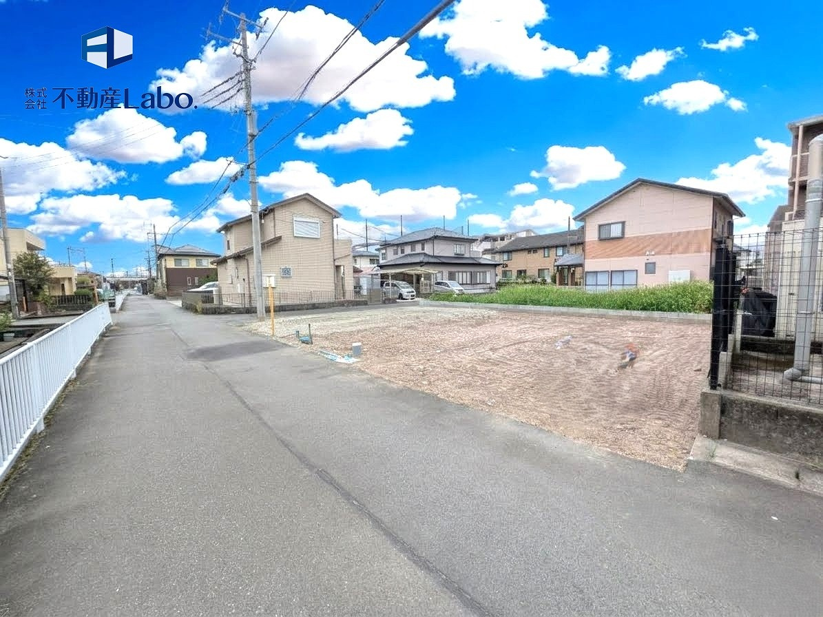 リナージュ　富士市柚木第1期　全1棟の前面道路含む現地写真|●駐車スペース●
3台以上駐車可能♪
並列駐車のため、車の出し入れが楽々♪