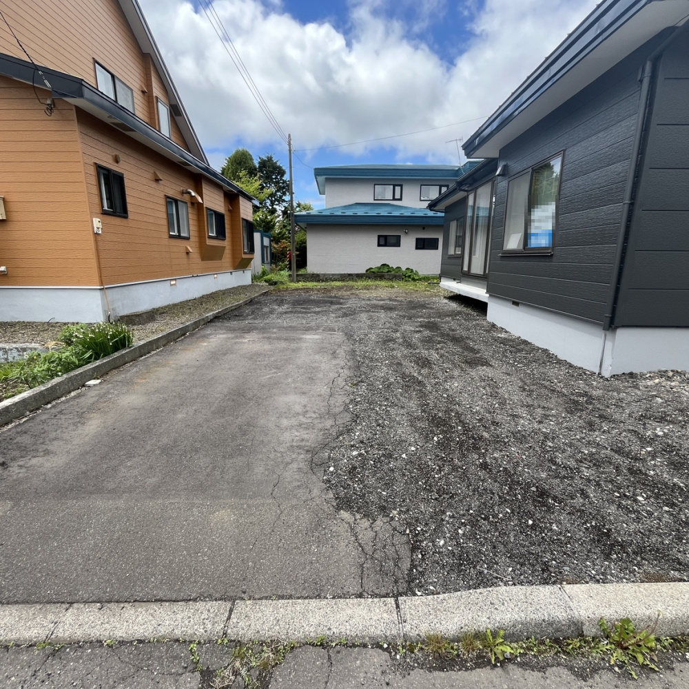 登別市片倉町4丁目8-4　リフォーム済中古住宅の駐車場