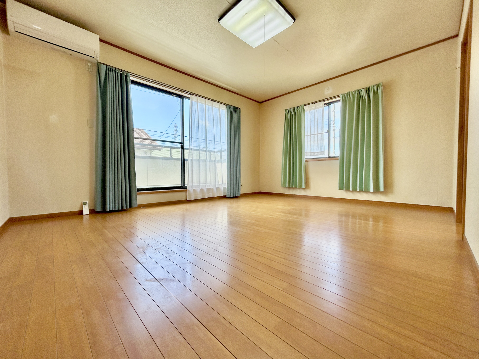 前橋市六供町　中古住宅の居間・リビング|"室内にいても、たっぷりの陽光と爽やかな風を感じて頂ける、開放感あふれるリビングです。
ご家族と穏やかに過ごす、心地の良い時間が流れます。"
