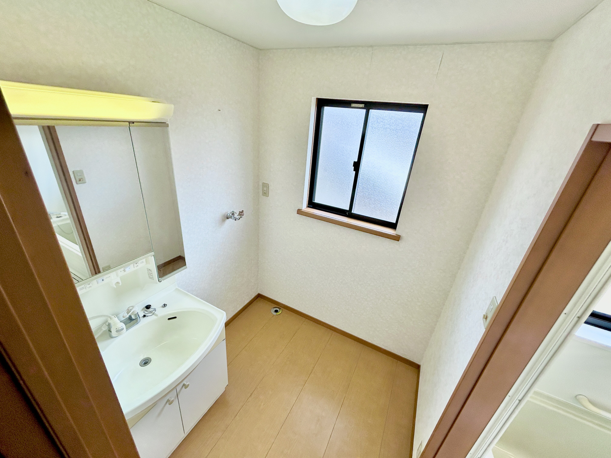 前橋市六供町　中古住宅の独立洗面台|広く、明るい洗面スペースで朝の身支度も快適に♪