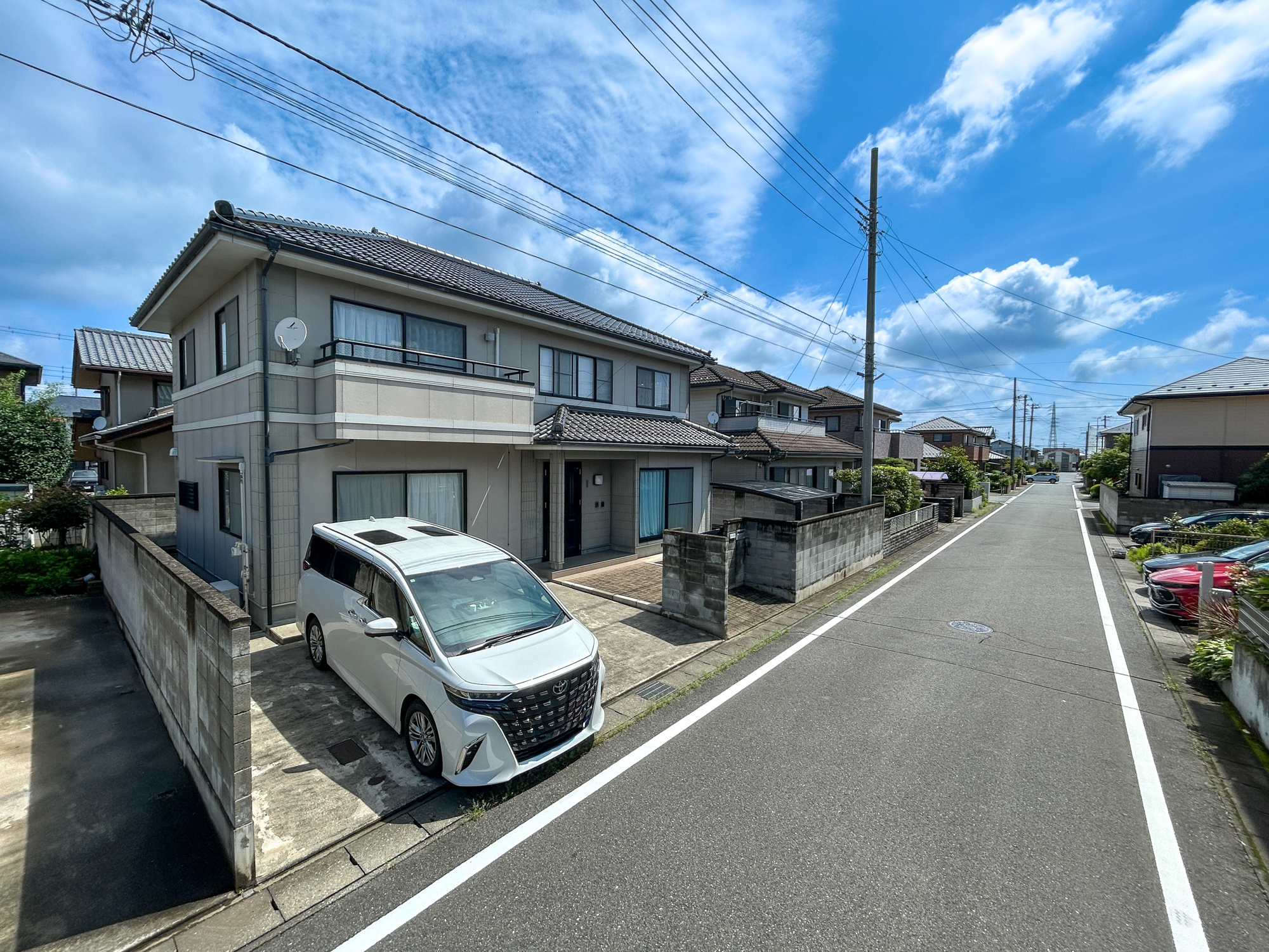 前橋市六供町　中古住宅の前面道路含む現地写真|閑静な住宅地で子育て家族にピッタリ。毎日のお散歩も快適な緑に恵まれたエリアで、自然に包まれた穏やかな暮らしを実現するための、ゆとりある住環境が整っています。

