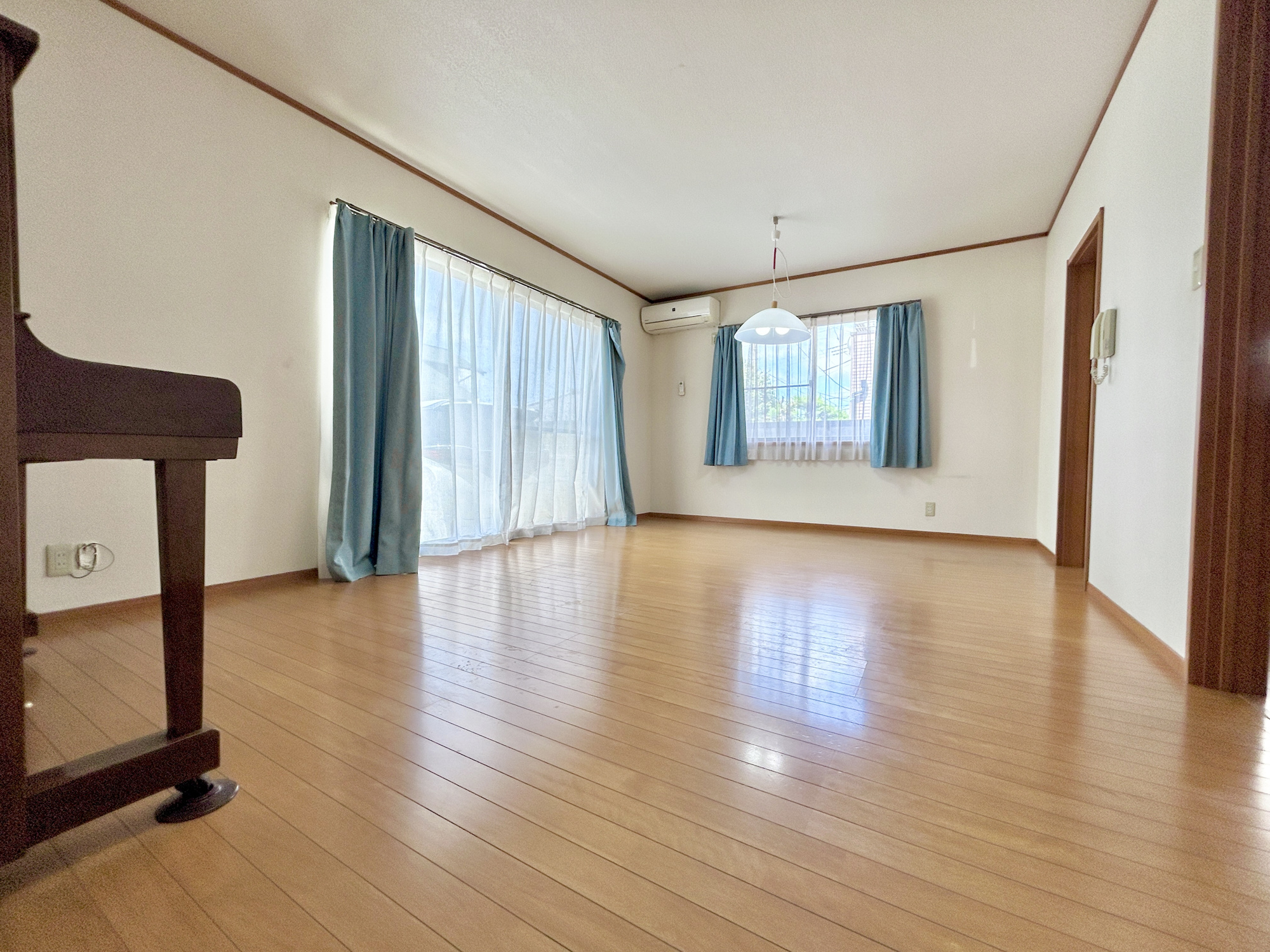 前橋市六供町　中古住宅の居間・リビング|部屋の隅々に明るい光が満ちるお部屋。明るい日差しがあれば、気分もいつもごきげんで温かい空間が生まれます♪
