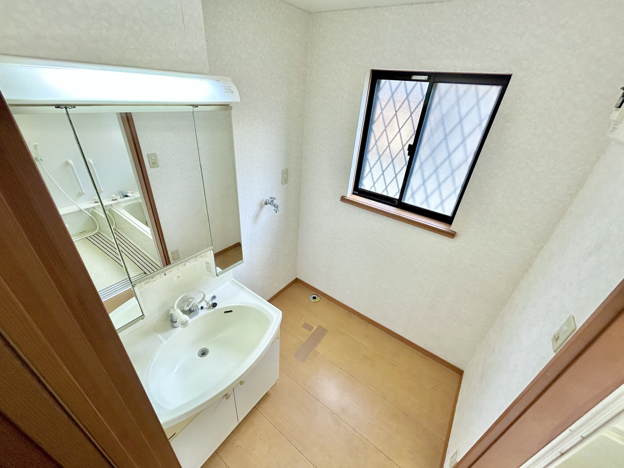 前橋市六供町　中古住宅の独立洗面台|歯磨きをしたりメイクや髪をセットしたり・・・使いやすさが考えられた洗面台です♪シャワー付水栓で洗面台でのシャンプーや毎日の掃除に大変便利ですね♪
