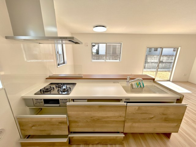 宇都宮市石井町６期　新築住宅全３棟のキッチン|【同社施工例】収納が多いのでキッチンの上は常にきれいに保てます！！
お料理がしたくなるそんな嬉しい・楽しいキッチンです♪