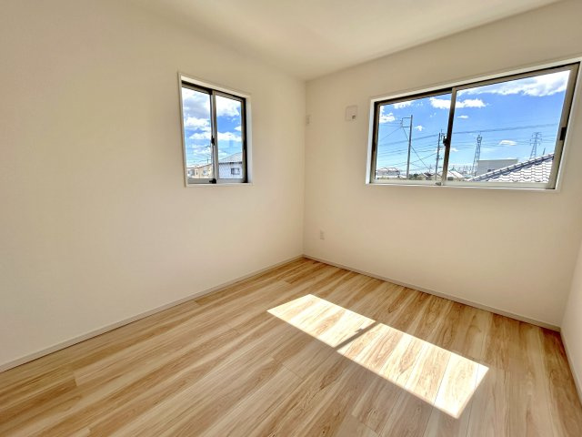 宇都宮市石井町６期　新築住宅全３棟の洋室|家族一人ひとりの大切なプライベート空間。趣味に合わせて使って頂けるようシンプルに仕上げてあります。暮らし心地を大きく左右する収納を、適材適所に配置し使い勝手を考慮しました。
