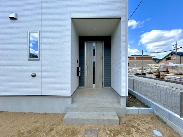 宇都宮市石井町６期　新築住宅全３棟の玄関|【同社施工例】シンプル且つモダンなエントランス＆ホール。ゆとりを感じさせる上質で明るい空間が住まう人や訪れる人を心地よく迎え入れてくれます。