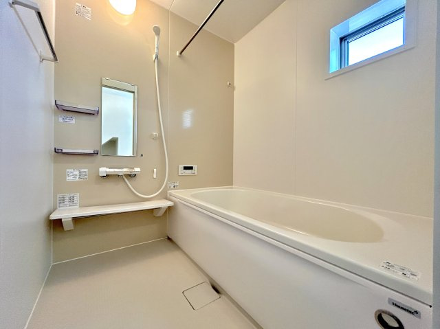 宇都宮市石井町６期　新築住宅全３棟の浴室|【同社施工例】アクセントパネルがおしゃれな浴室。換気乾燥暖房機付きで、雨の日には浴室内干しも可能♪