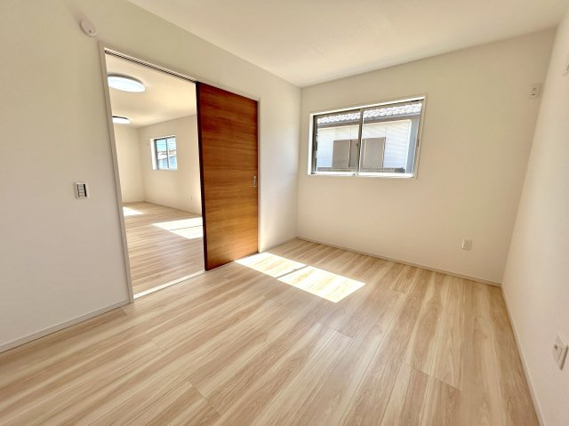 宇都宮市石井町６期　新築住宅全３棟の洋室|【同社施工例】大きな窓からたっぷりと陽光が注がれる明るい空間。家族の成長に対応できる永住仕様の間取り。一日の疲れをいやしてくれる主寝室。時を忘れて過ごす場所として過ごせるお部屋。