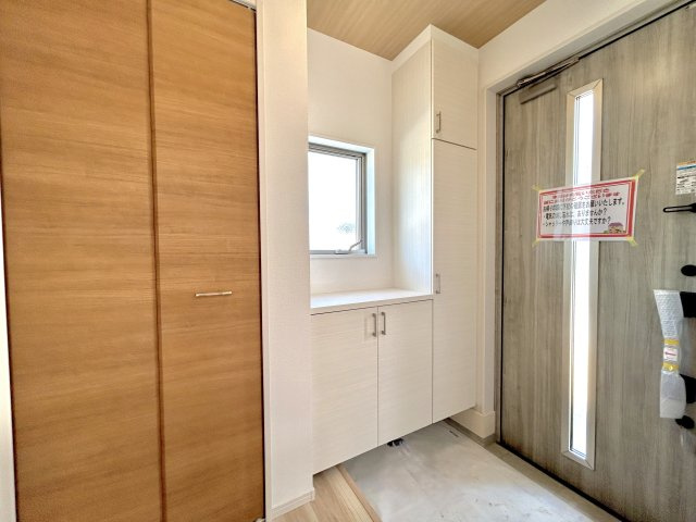 宇都宮市石井町６期　新築住宅全３棟の玄関|【同社施工例】住まう人も来客も入った時にワクワクさせてくれるオシャレな玄関♪
収納もたっぷりあるので、靴がたくさんあっても安心！