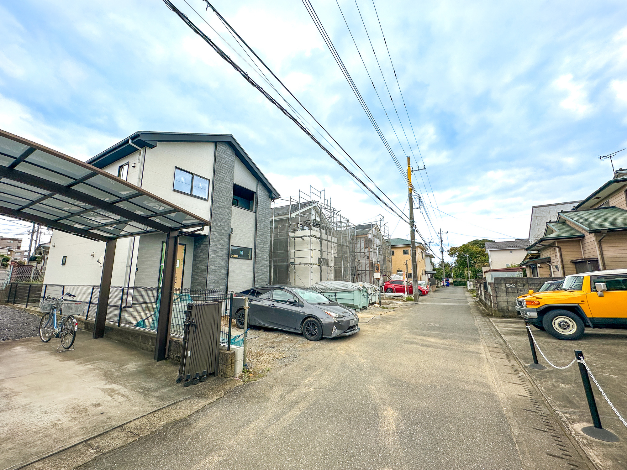 宇都宮市石井町６期　新築住宅全３棟の前面道路含む現地写真|低層の一戸建てを中心とした街並みが整然と続き、周辺は高い建物が建っていないので、採光や開放性に恵まれ、空が広く緑の多い閑静な趣を感じる環境です。