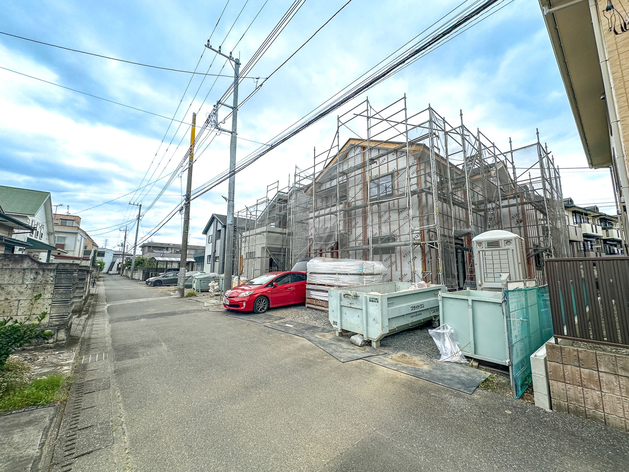 宇都宮市石井町６期　新築住宅全３棟の前面道路含む現地写真|前面道路は閑静な住宅地をはしる車通りの少ない道路。お車の出し入れが苦手なママや小さなお子様にも安心ですね。しっかり舗装もされているので、ベビーカーや自転車で通っても快適に通行できます。