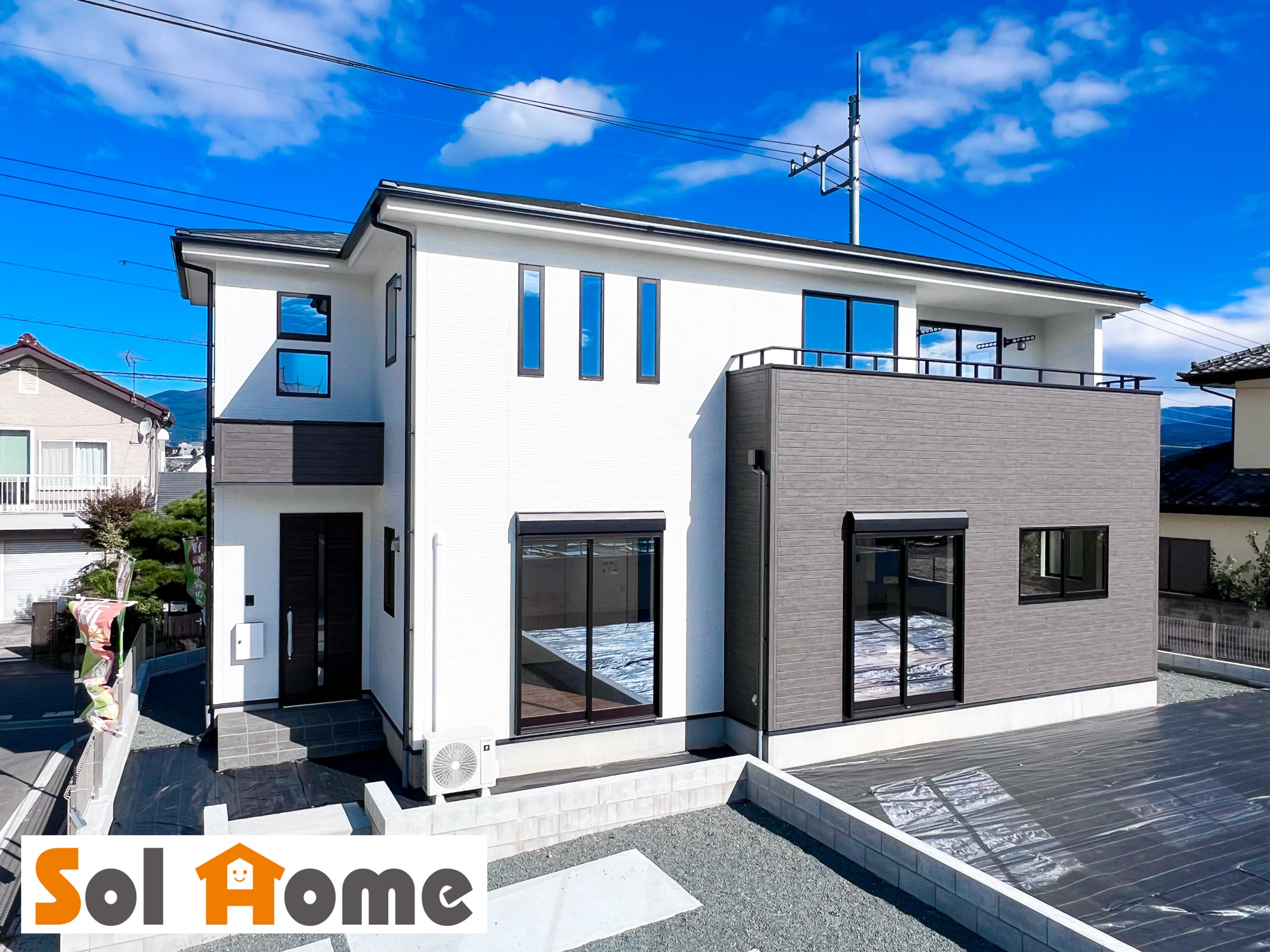 宇都宮市石井町６期　新築住宅全３棟の完成予想図|【同社施工例】外壁が周囲の街並みと青空に生えるお洒落な仕上がり！周囲には高い建物のないエリア。青い空が大きく感じますね。