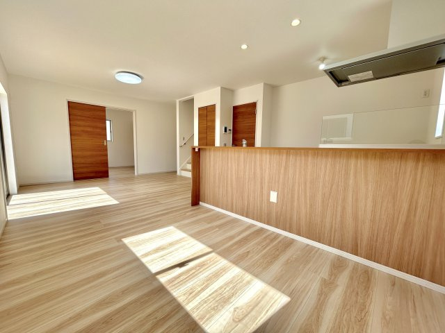 宇都宮市石井町６期　新築住宅全３棟の居間・リビング|【同社施工例】オープンな空間を生み出す、広々としたLDK。家族と過ごす時間を大切にしたい方にぴったりの明るくゆとりある住空間です。南側の窓からの日差しがリビングの隅々までしっかりと届きます！ 
