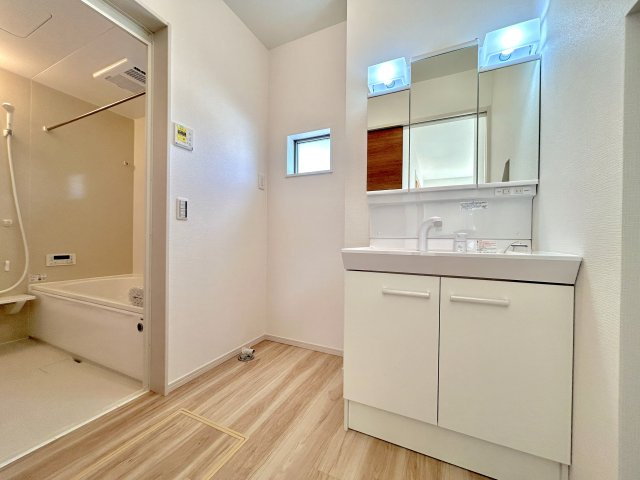 宇都宮市石井町６期　新築住宅全３棟の独立洗面台|【同社施工例】広く、明るい洗面スペースで朝の身支度も快適に♪３面鏡で髪のセットやお化粧もストレスなくこなせ、鏡の裏にはたっぷりと収納スペースを標準装備！