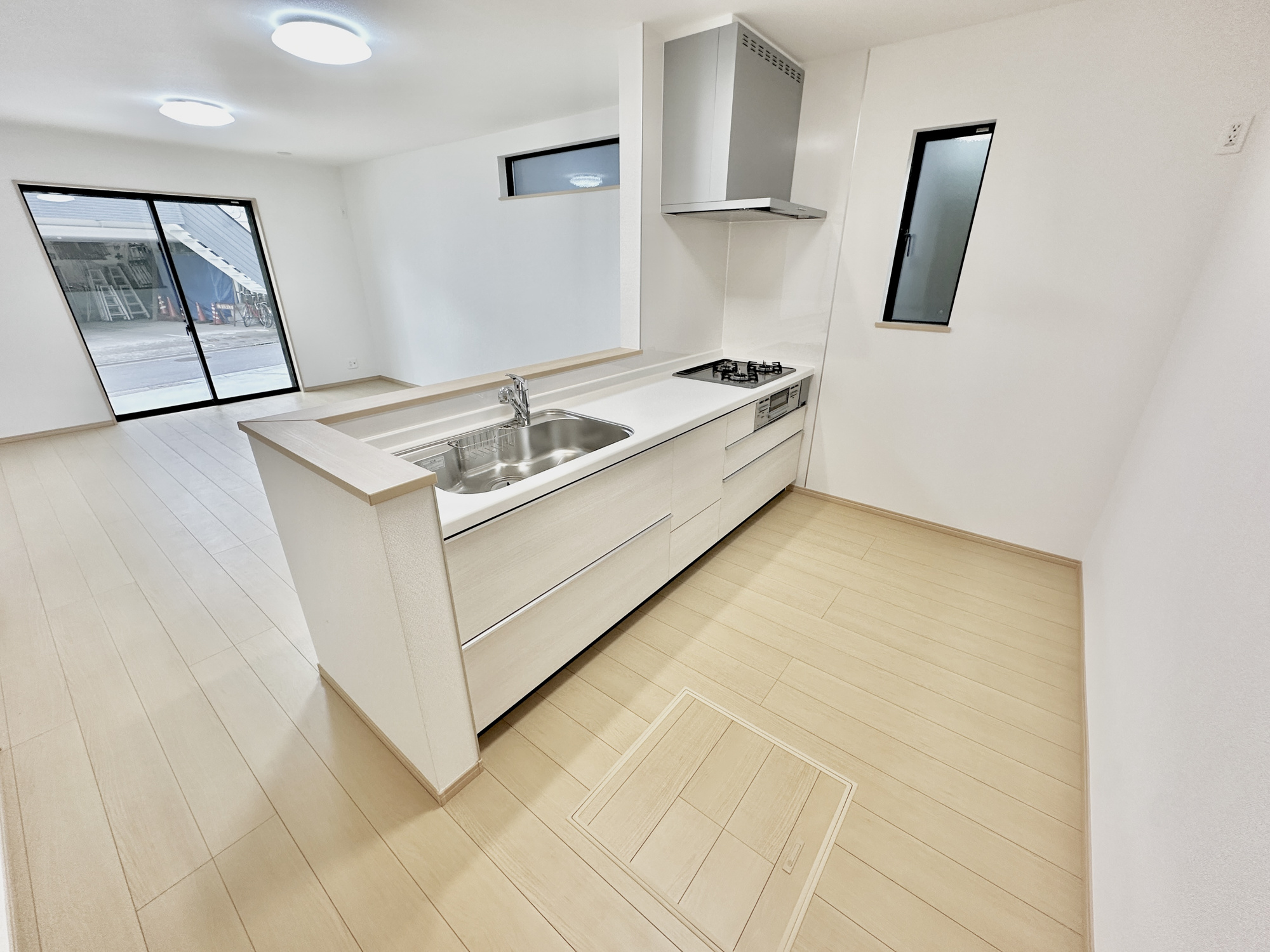 宇都宮市泉が丘７丁目2565　新築住宅全２棟のキッチン|ダイニングからワークスペースを見渡せる、見せるキッチン。ダイニングとの空間のつながりが、スペースのゆとりを生み出します♪