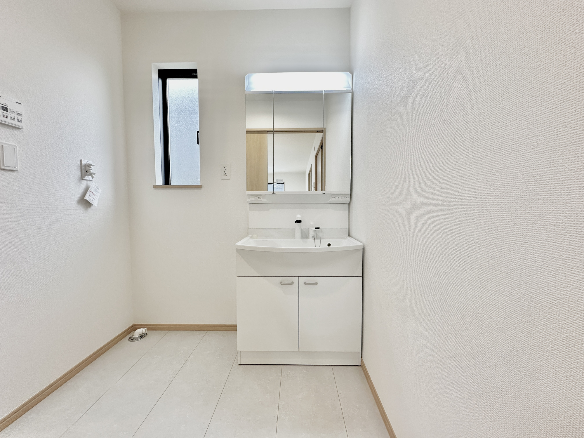宇都宮市泉が丘７丁目2565　新築住宅全２棟の独立洗面台|歯磨きをしたりメイクや髪をセットしたり・・・使いやすさが考えられた3面鏡です♪シャワー付水栓で洗面台でのシャンプーや毎日の掃除に大変便利ですね♪