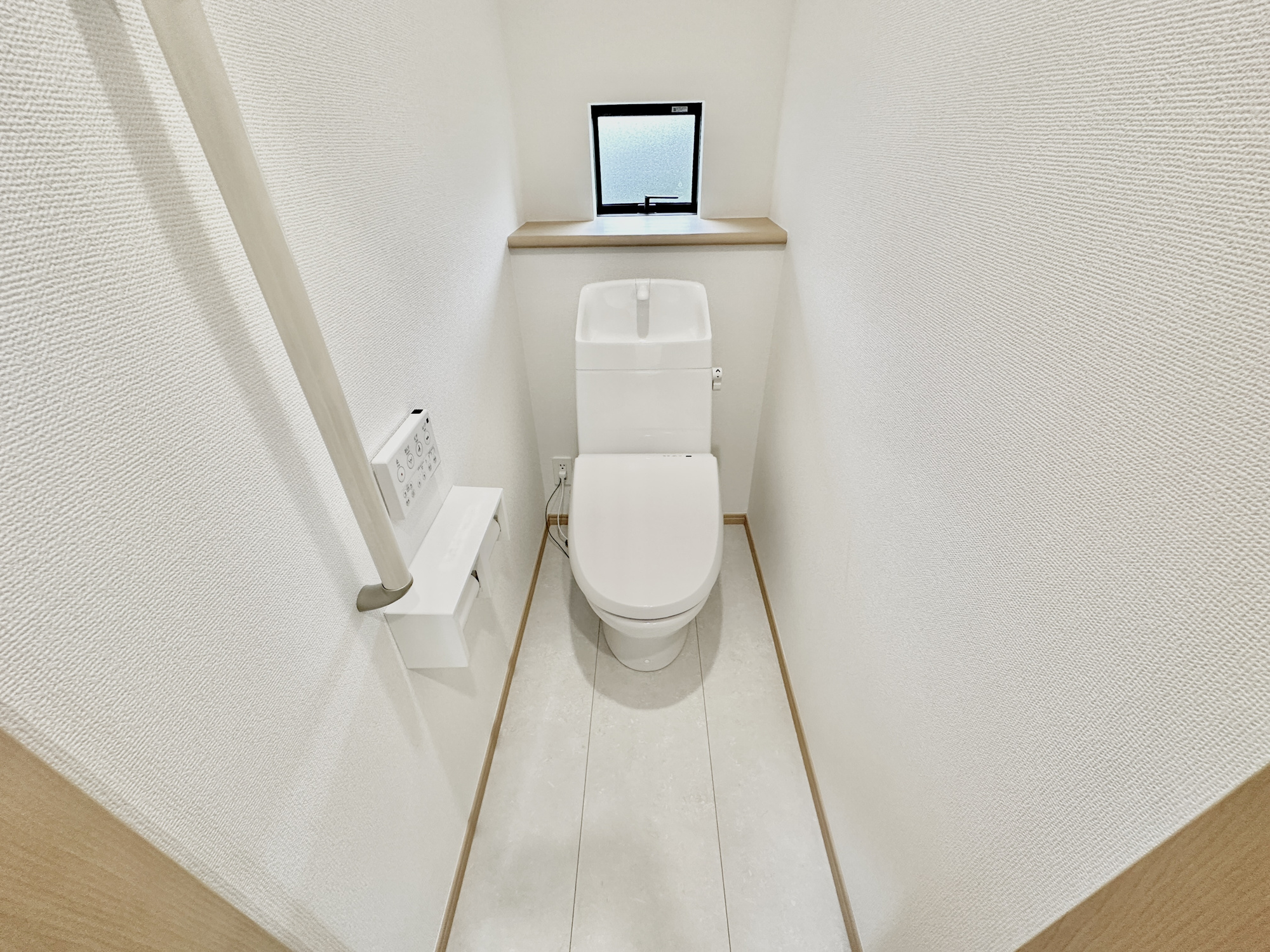 宇都宮市泉が丘７丁目2565　新築住宅全２棟のトイレ|節水型でエコなトイレには、今では当たり前の洗浄付き。便座を温める機能もついていて、居心地良くてトイレから出られなくなるかも！換気用に換気扇はもちろん、窓も着いているので常に快適ですね♪