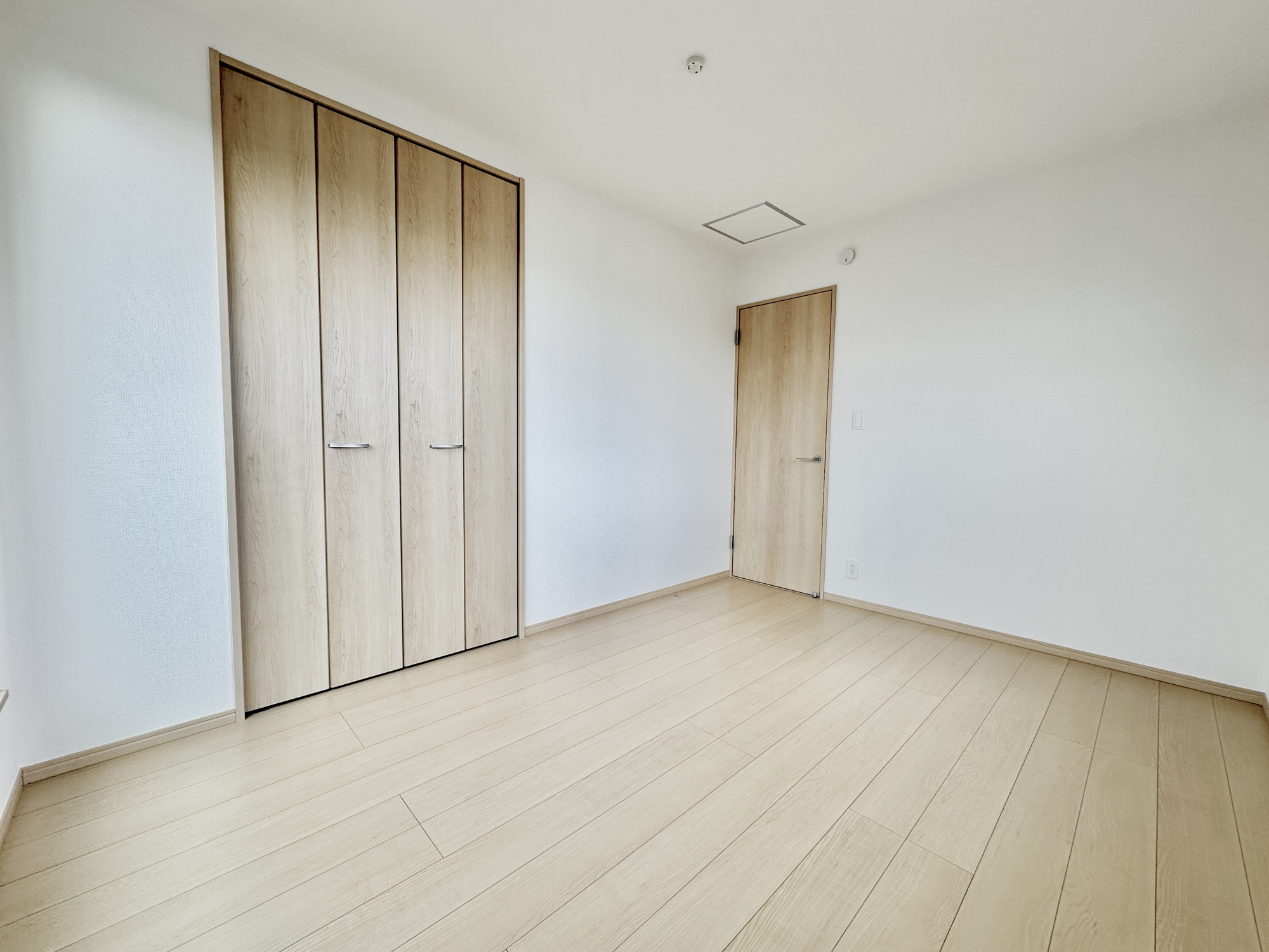 宇都宮市泉が丘７丁目2565　新築住宅全２棟の子供部屋|広々とした居住空間は日々の暮らしを彩り、心のやすらぎと満足感を与えてくれます。通風と採光を考慮した設計は子供たちはのびのび育ち、家族でくつろぎと団らんを生み出します。