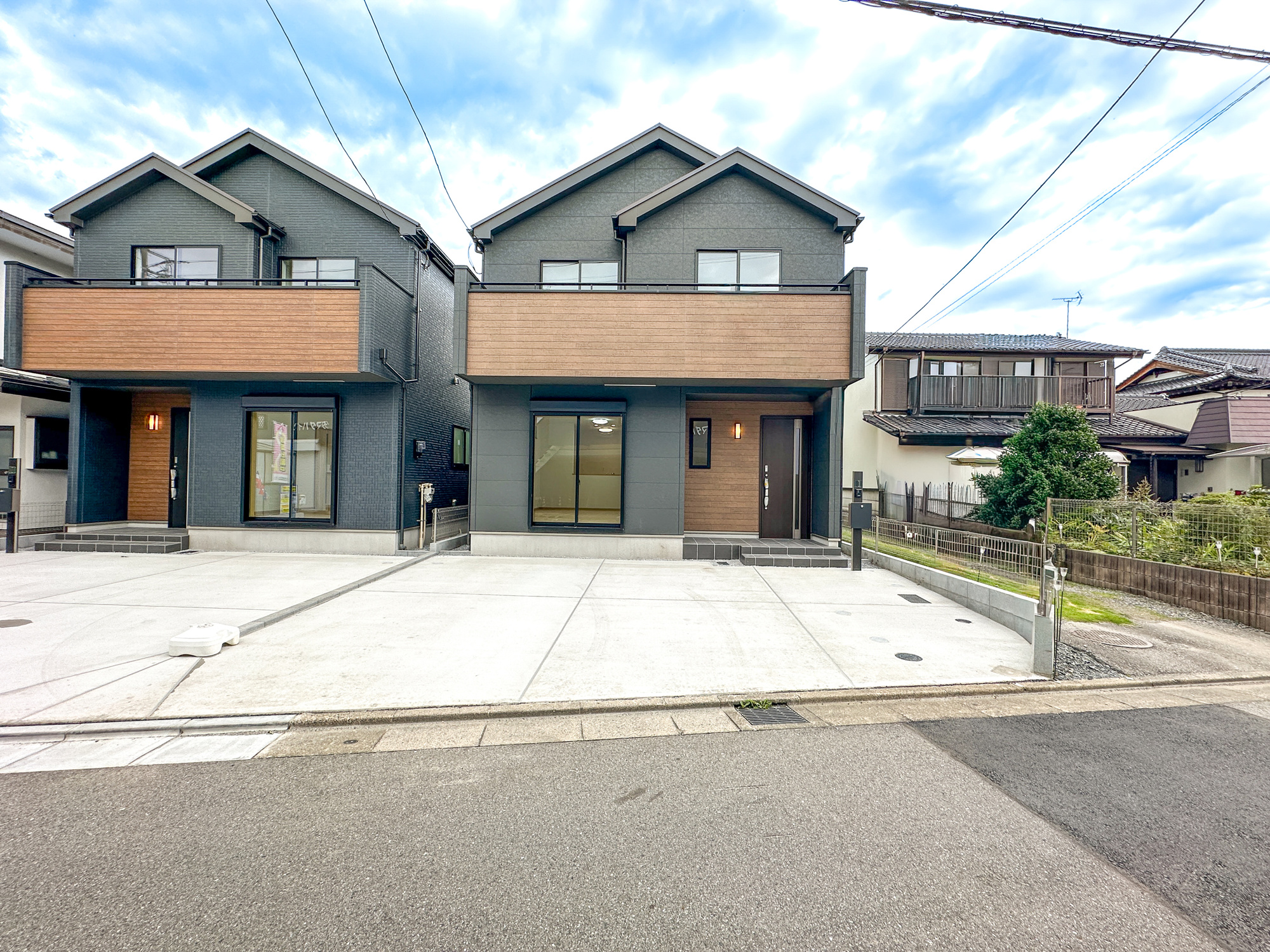 宇都宮市泉が丘７丁目2565　新築住宅全２棟の駐車場|車庫土間施工、駐車3台可能です(^^♪