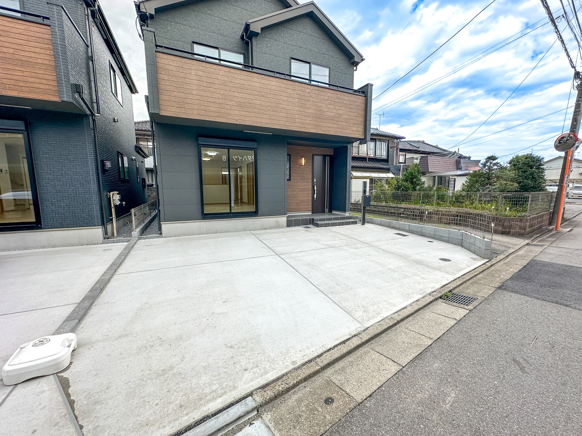 宇都宮市泉が丘７丁目2565　新築住宅全２棟の庭|コンクリート施工で除草の手間をはぶけます♪