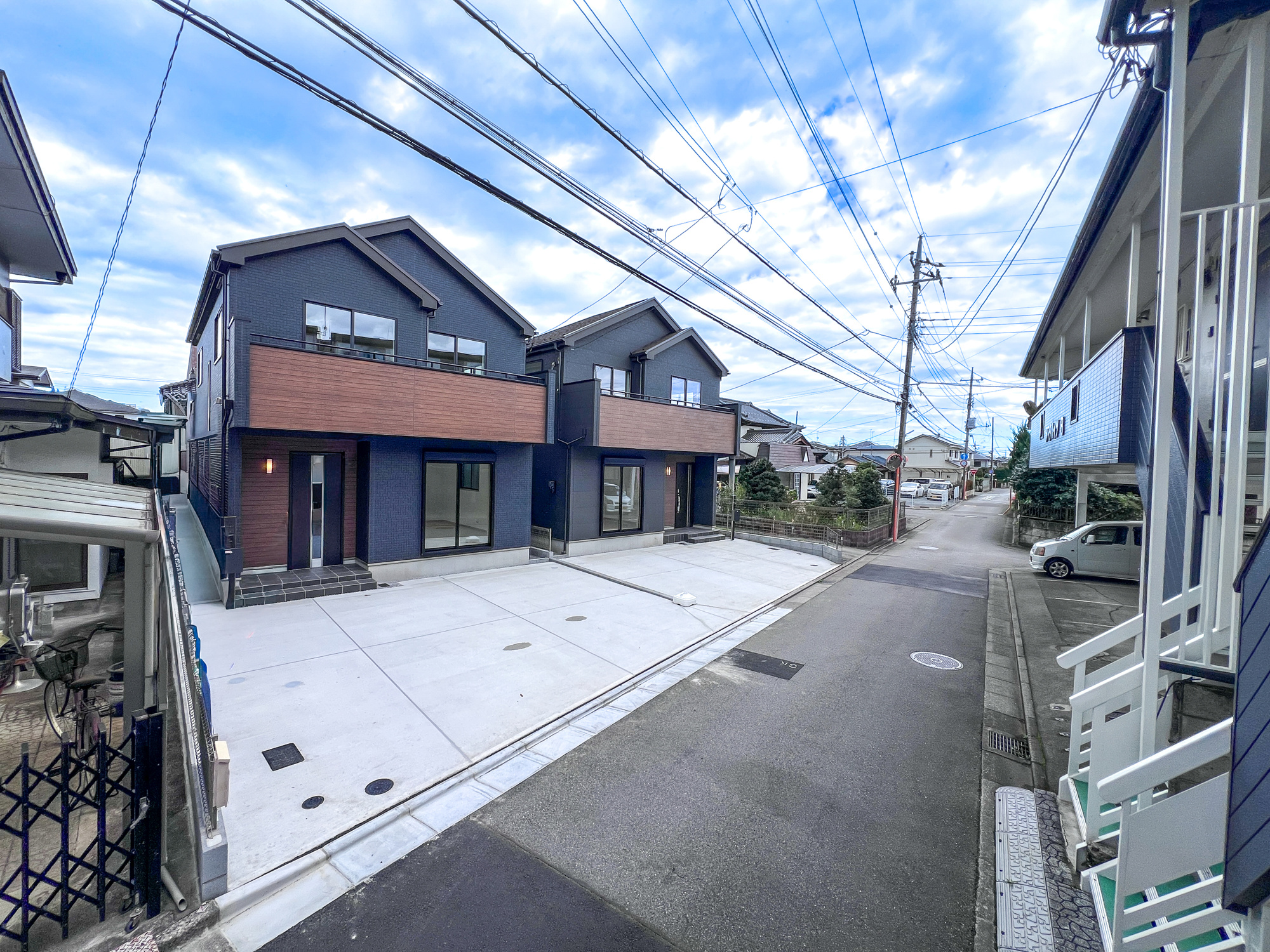 宇都宮市泉が丘７丁目2565　新築住宅全２棟の前面道路含む現地写真|閑静な住宅地で子育て家族にピッタリ。毎日のお散歩も快適な緑に恵まれたエリアで、自然に包まれた穏やかな暮らしを実現するための、ゆとりある住環境が整っています。

